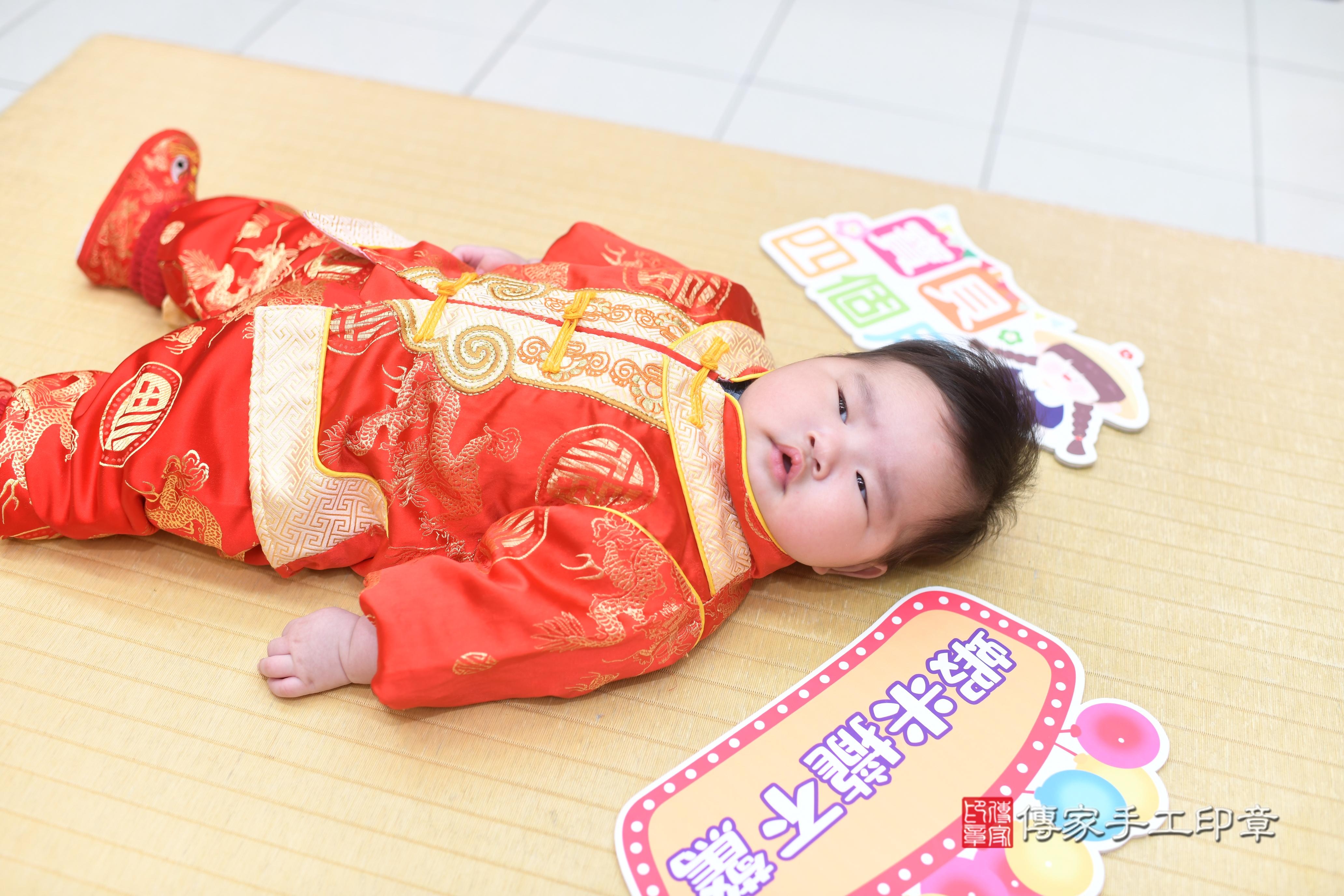 1748232600198350.jpg傳家手工印章高雄店、抓周、度脺、中國風會場、傳家嬰兒古禮、吉祥話、抓周道具物品24種、拍照。抓周證書。寶寶抓周、滿周歲、生日快樂、祝福