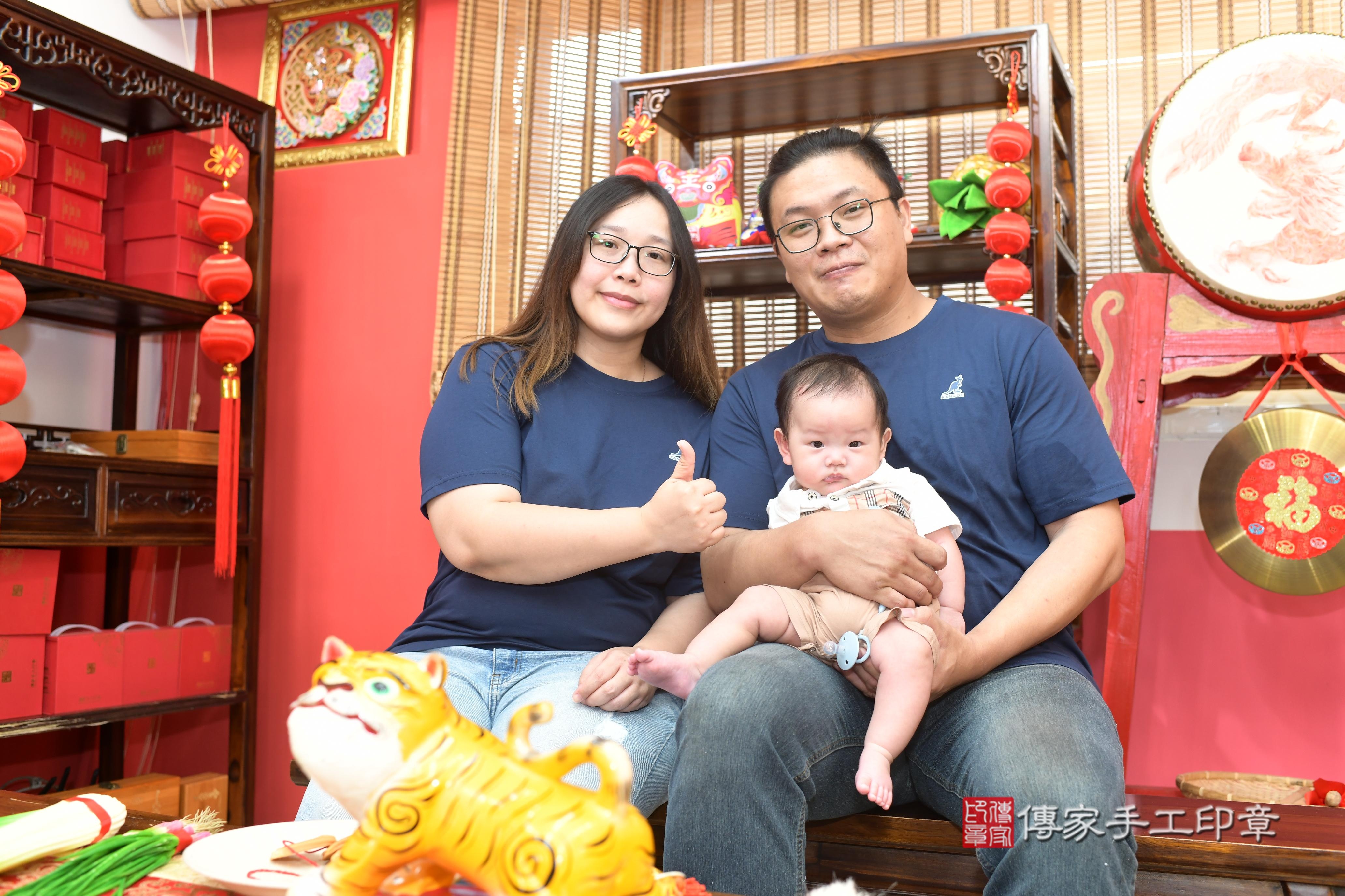 傳家手工印章高雄店、抓周、度脺、中國風會場、傳家嬰兒古禮、吉祥話、抓周道具物品24種、拍照。抓周證書。寶寶抓周、滿周歲、生日快樂、祝福