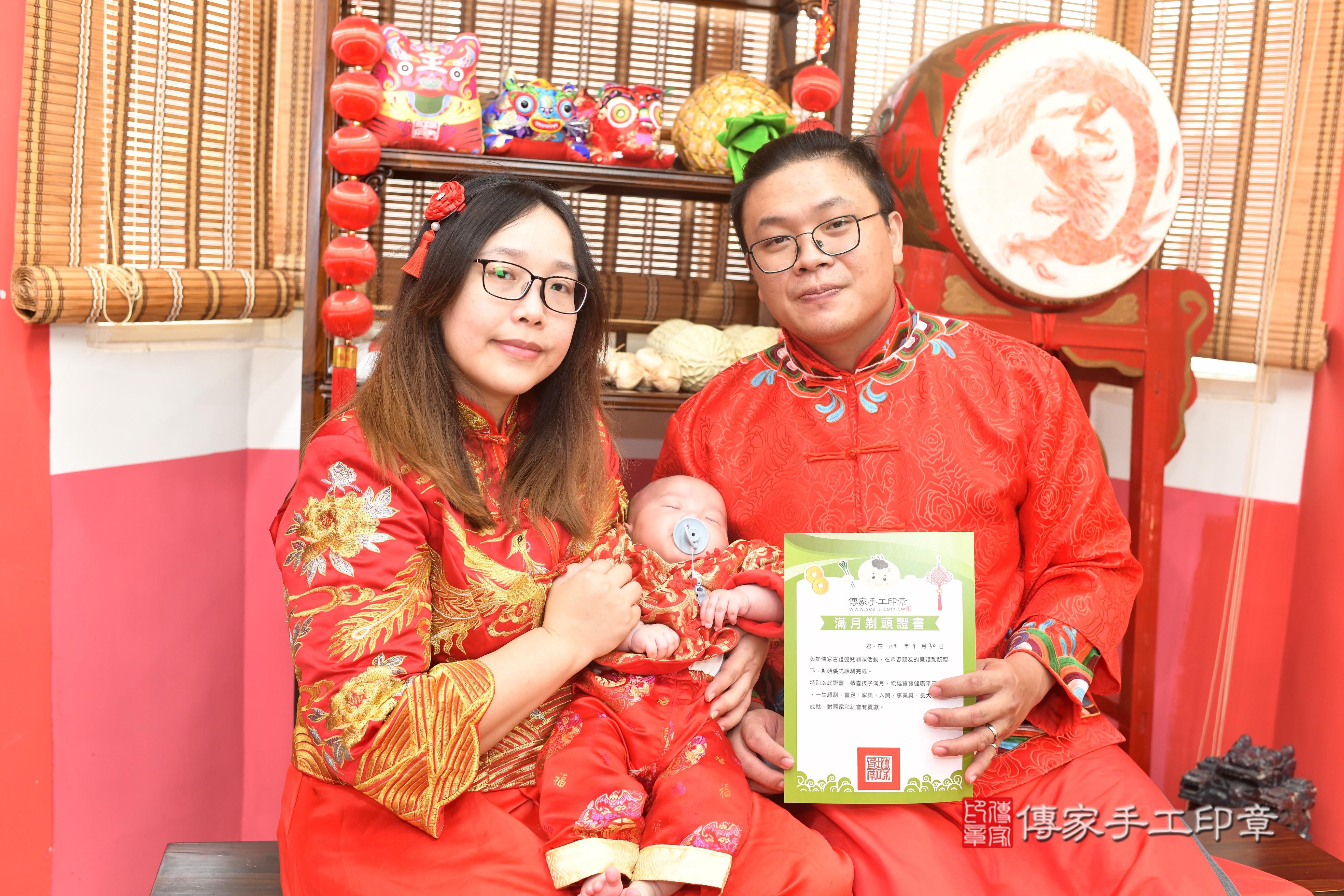 傳家手工印章高雄店、抓周、度脺、中國風會場、傳家嬰兒古禮、吉祥話、抓周道具物品24種、拍照。抓周證書。寶寶抓周、滿周歲、生日快樂、祝福