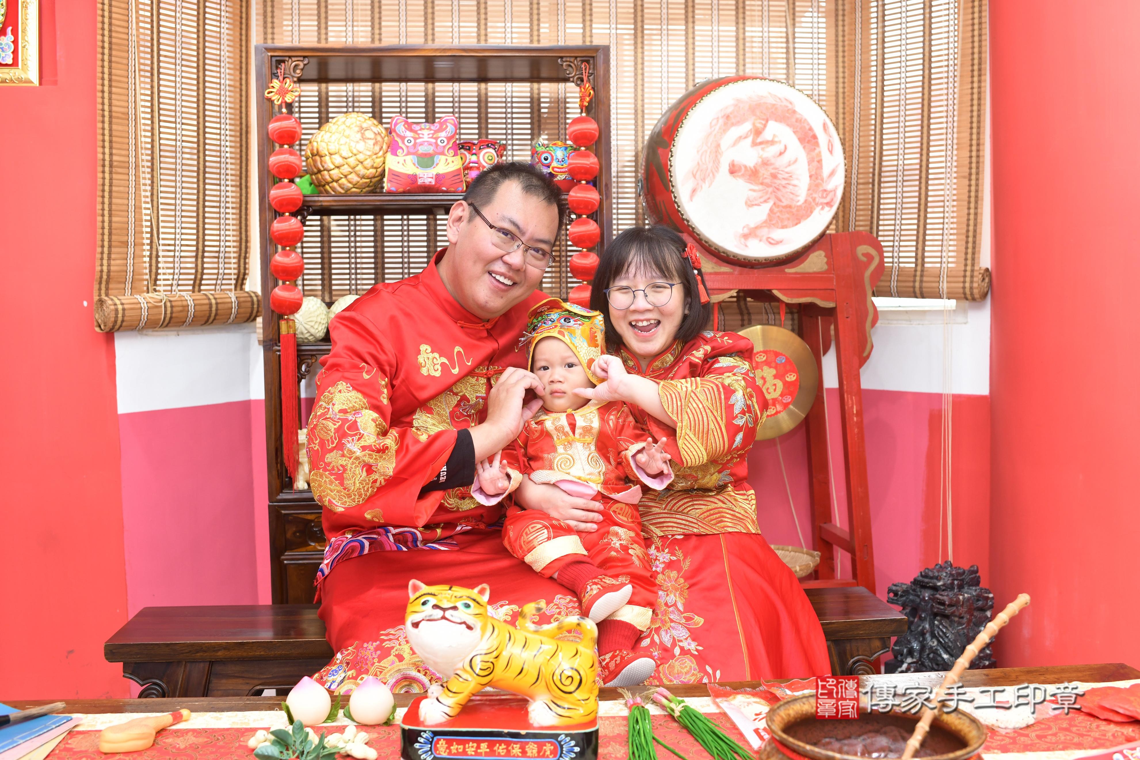 傳家手工印章高雄店、抓周、度脺、中國風會場、傳家嬰兒古禮、吉祥話、抓周道具物品24種、拍照。抓周證書。寶寶抓周、滿周歲、生日快樂、祝福 傳家手工印章高雄店、抓周、度脺、中國風會場、傳家嬰兒古禮、吉祥話、抓周道具物品24種、拍照。抓周證書。寶寶抓周、滿周歲、生日快樂、祝福