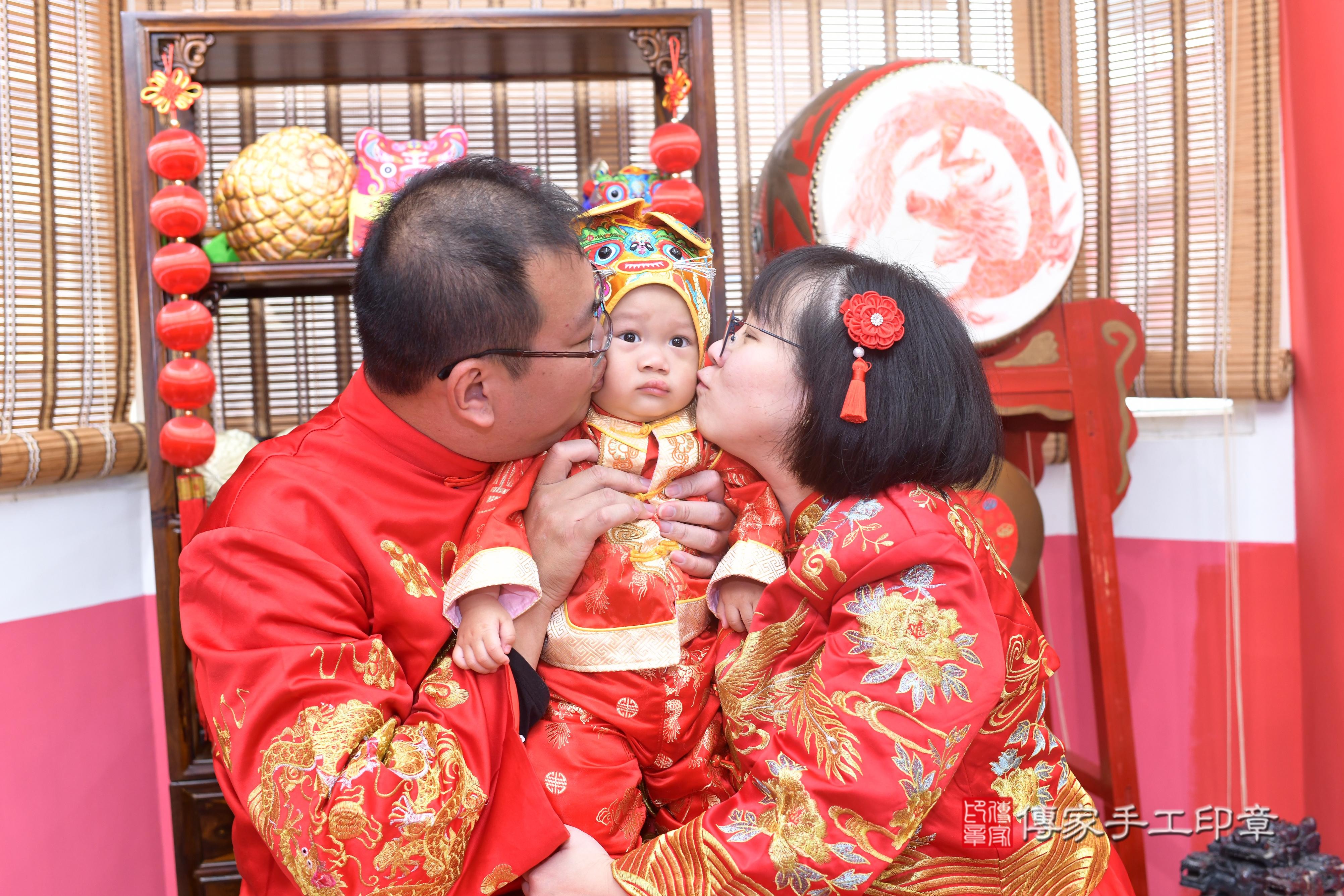 傳家手工印章高雄店、抓周、度脺、中國風會場、傳家嬰兒古禮、吉祥話、抓周道具物品24種、拍照。抓周證書。寶寶抓周、滿周歲、生日快樂、祝福 傳家手工印章高雄店、抓周、度脺、中國風會場、傳家嬰兒古禮、吉祥話、抓周道具物品24種、拍照。抓周證書。寶寶抓周、滿周歲、生日快樂、祝福