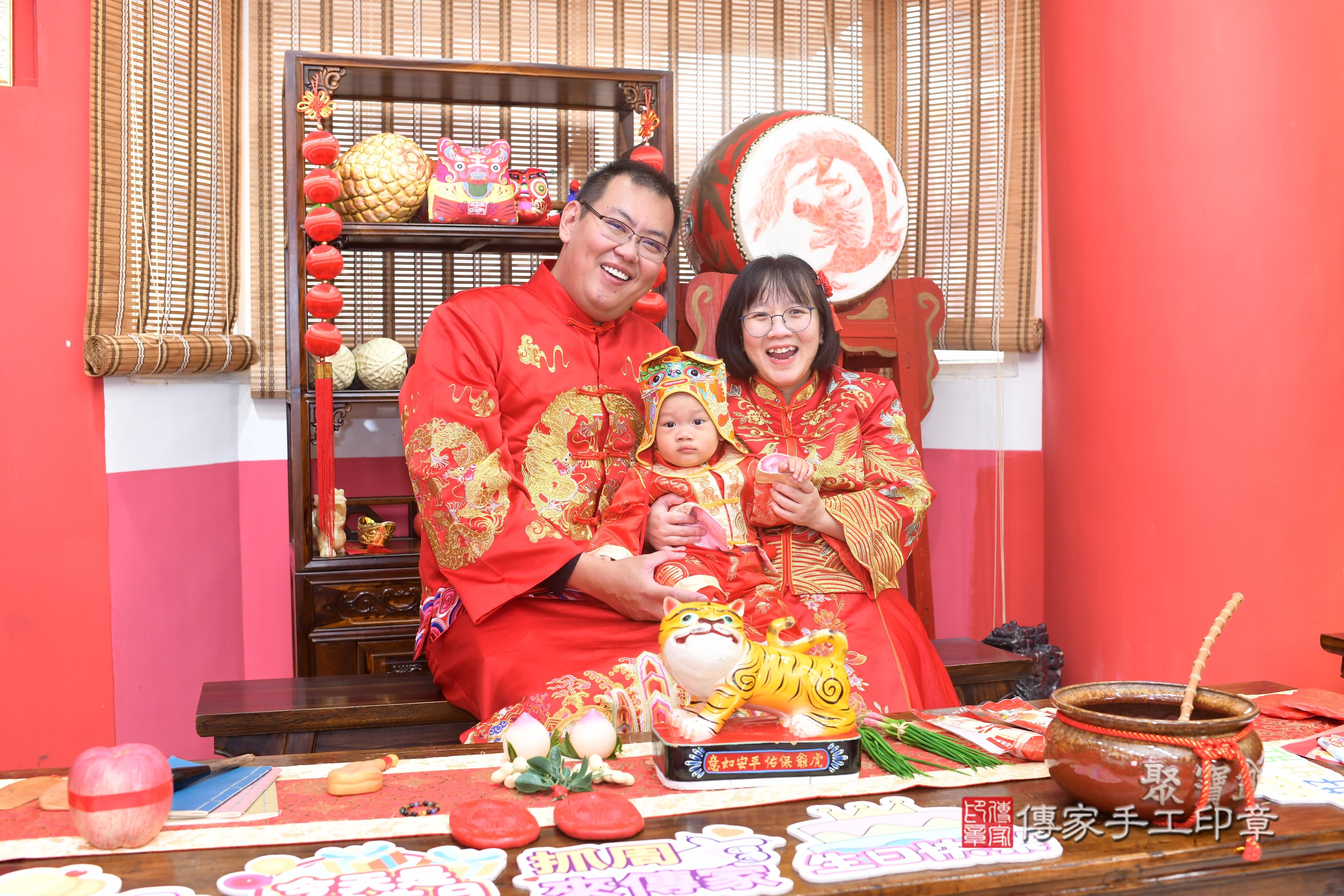 傳家手工印章高雄店、抓周、度脺、中國風會場、傳家嬰兒古禮、吉祥話、抓周道具物品24種、拍照。抓周證書。寶寶抓周、滿周歲、生日快樂、祝福 傳家手工印章高雄店、抓周、度脺、中國風會場、傳家嬰兒古禮、吉祥話、抓周道具物品24種、拍照。抓周證書。寶寶抓周、滿周歲、生日快樂、祝福