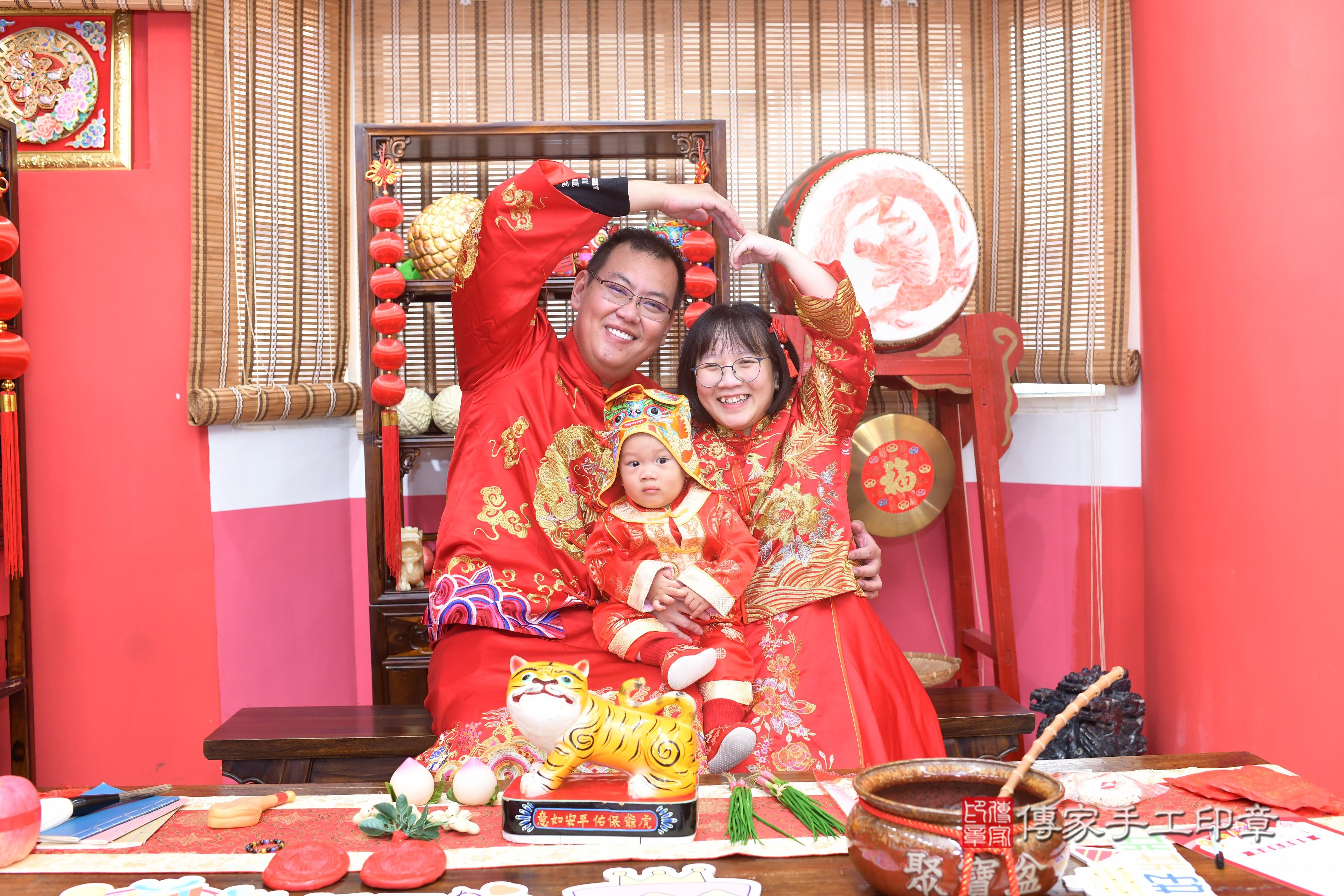 傳家手工印章高雄店、抓周、度脺、中國風會場、傳家嬰兒古禮、吉祥話、抓周道具物品24種、拍照。抓周證書。寶寶抓周、滿周歲、生日快樂、祝福 傳家手工印章高雄店、抓周、度脺、中國風會場、傳家嬰兒古禮、吉祥話、抓周道具物品24種、拍照。抓周證書。寶寶抓周、滿周歲、生日快樂、祝福