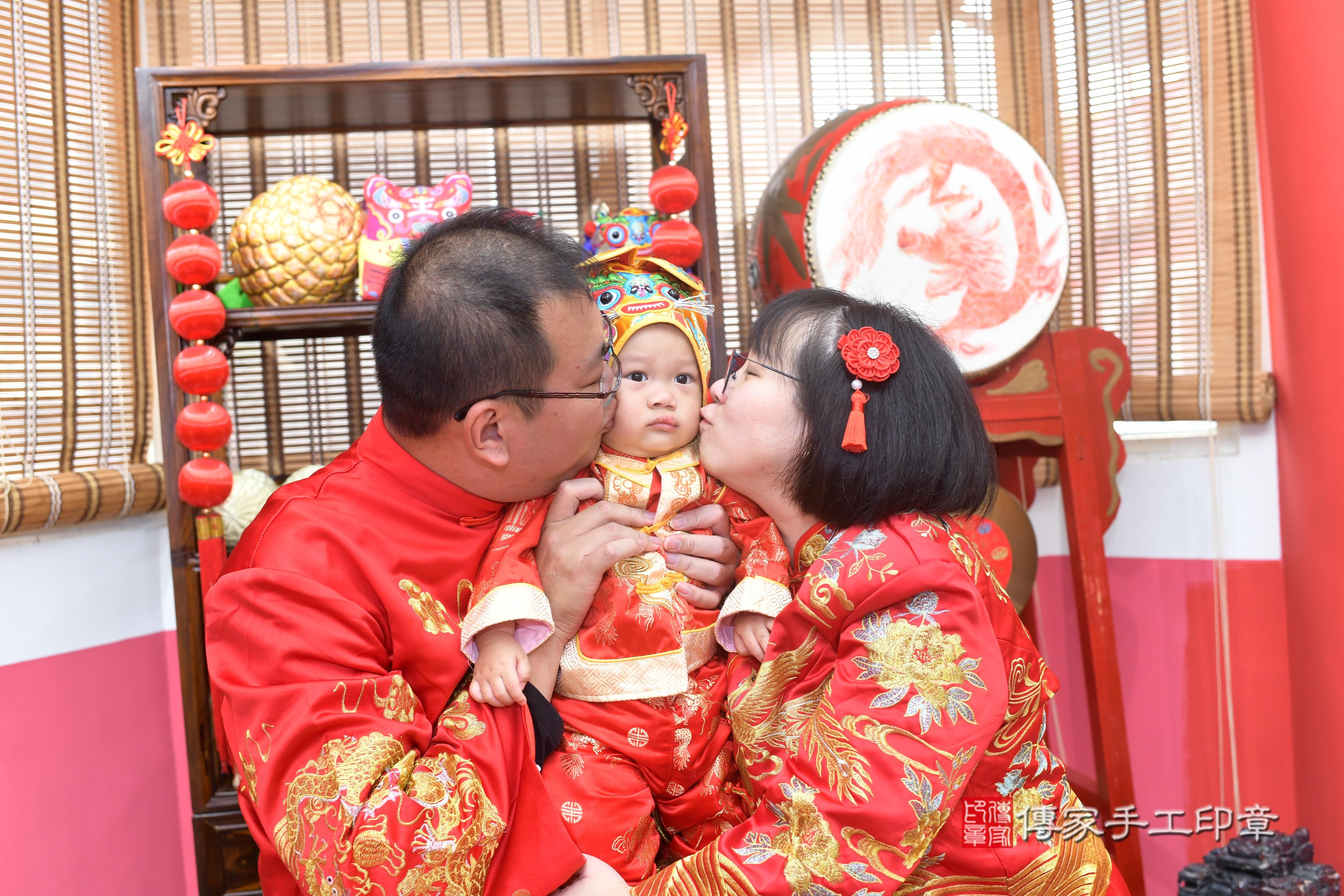 傳家手工印章高雄店、抓周、度脺、中國風會場、傳家嬰兒古禮、吉祥話、抓周道具物品24種、拍照。抓周證書。寶寶抓周、滿周歲、生日快樂、祝福 傳家手工印章高雄店、抓周、度脺、中國風會場、傳家嬰兒古禮、吉祥話、抓周道具物品24種、拍照。抓周證書。寶寶抓周、滿周歲、生日快樂、祝福