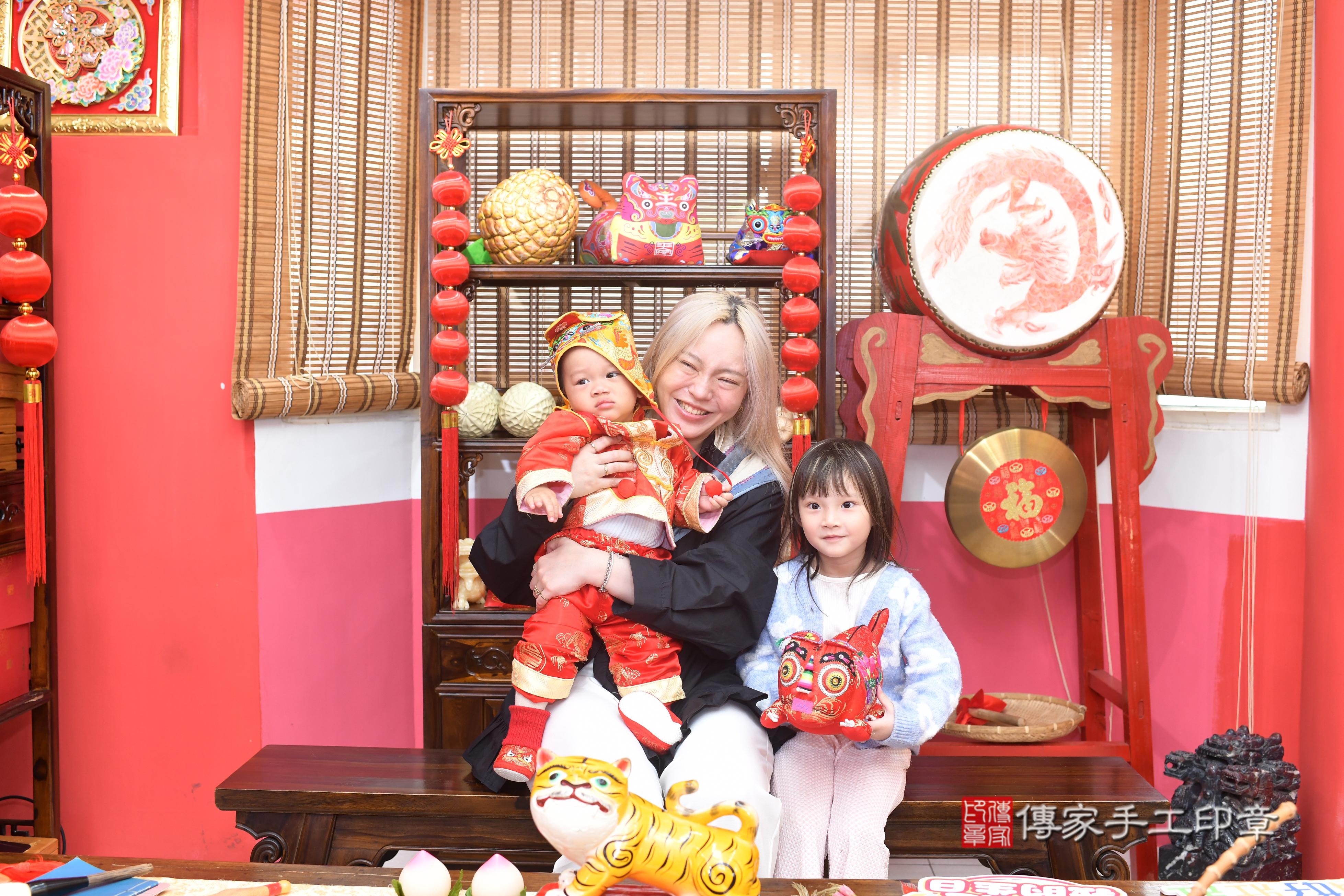 傳家手工印章高雄店、抓周、度脺、中國風會場、傳家嬰兒古禮、吉祥話、抓周道具物品24種、拍照。抓周證書。寶寶抓周、滿周歲、生日快樂、祝福 傳家手工印章高雄店、抓周、度脺、中國風會場、傳家嬰兒古禮、吉祥話、抓周道具物品24種、拍照。抓周證書。寶寶抓周、滿周歲、生日快樂、祝福