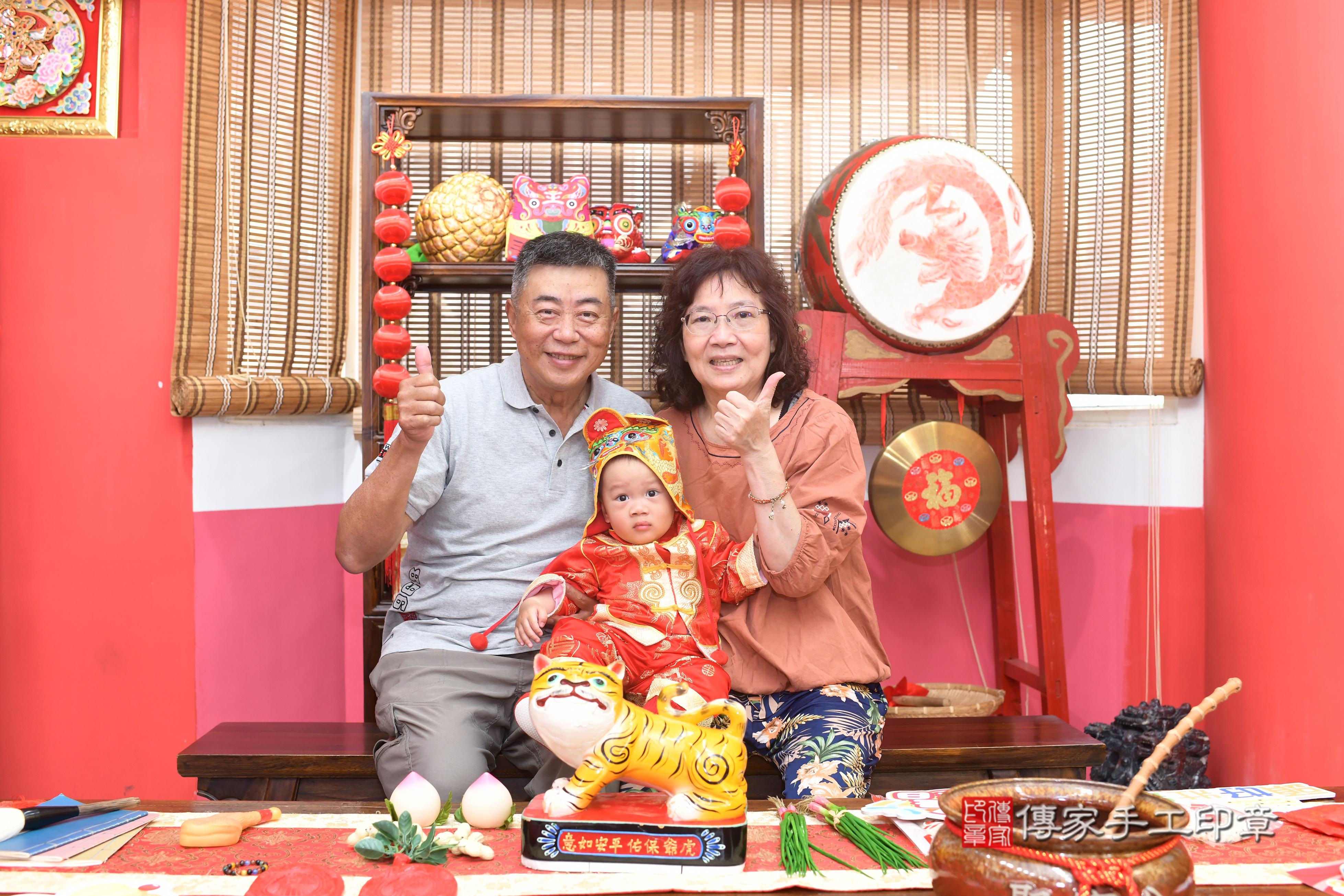 傳家手工印章高雄店、抓周、度脺、中國風會場、傳家嬰兒古禮、吉祥話、抓周道具物品24種、拍照。抓周證書。寶寶抓周、滿周歲、生日快樂、祝福 傳家手工印章高雄店、抓周、度脺、中國風會場、傳家嬰兒古禮、吉祥話、抓周道具物品24種、拍照。抓周證書。寶寶抓周、滿周歲、生日快樂、祝福