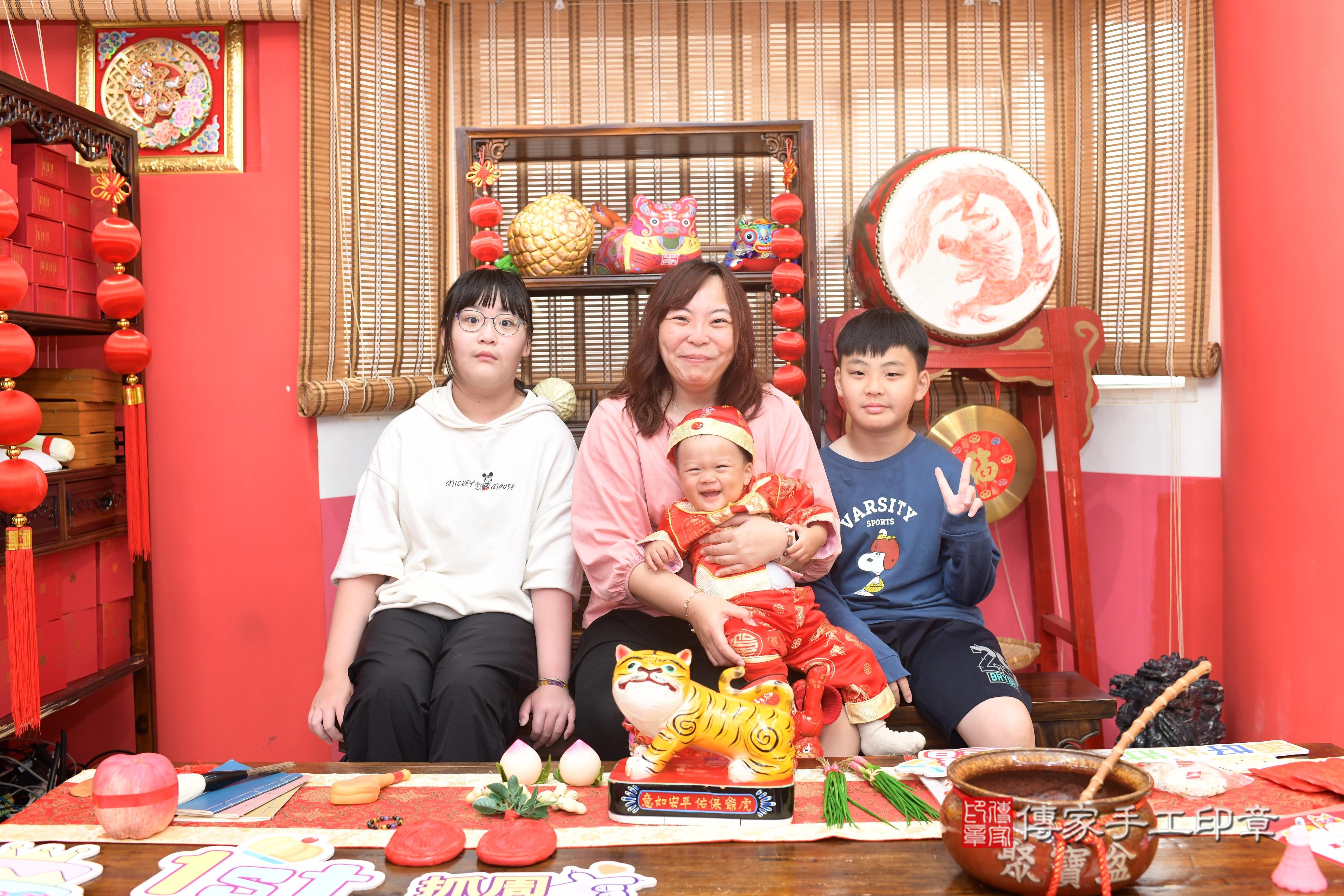 傳家手工印章高雄店、抓周、度脺、中國風會場、傳家嬰兒古禮、吉祥話、抓周道具物品24種、拍照。抓周證書。寶寶抓周、滿周歲、生日快樂、祝福 傳家手工印章高雄店、抓周、度脺、中國風會場、傳家嬰兒古禮、吉祥話、抓周道具物品24種、拍照。抓周證書。寶寶抓周、滿周歲、生日快樂、祝福