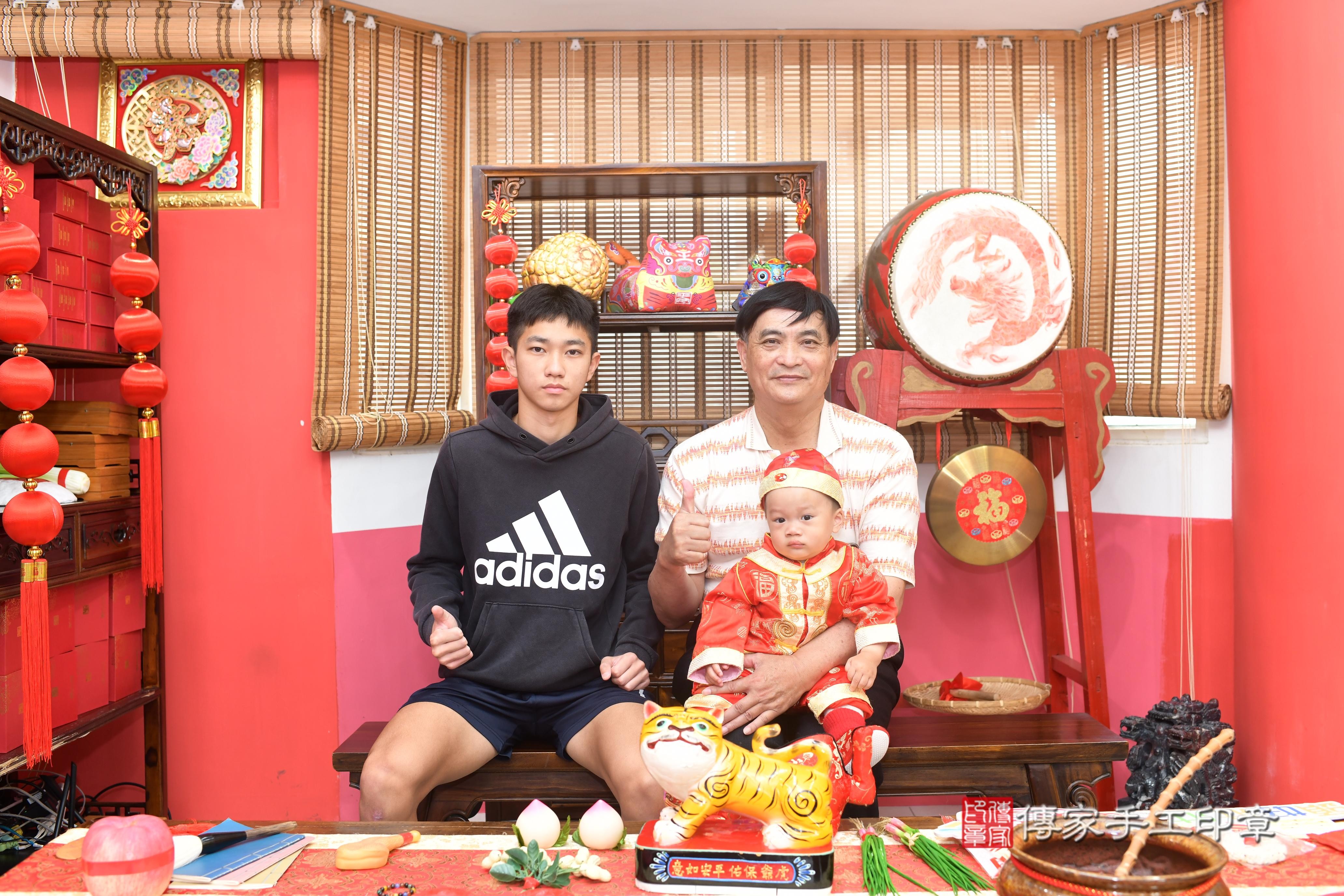 傳家手工印章高雄店、抓周、度脺、中國風會場、傳家嬰兒古禮、吉祥話、抓周道具物品24種、拍照。抓周證書。寶寶抓周、滿周歲、生日快樂、祝福 傳家手工印章高雄店、抓周、度脺、中國風會場、傳家嬰兒古禮、吉祥話、抓周道具物品24種、拍照。抓周證書。寶寶抓周、滿周歲、生日快樂、祝福