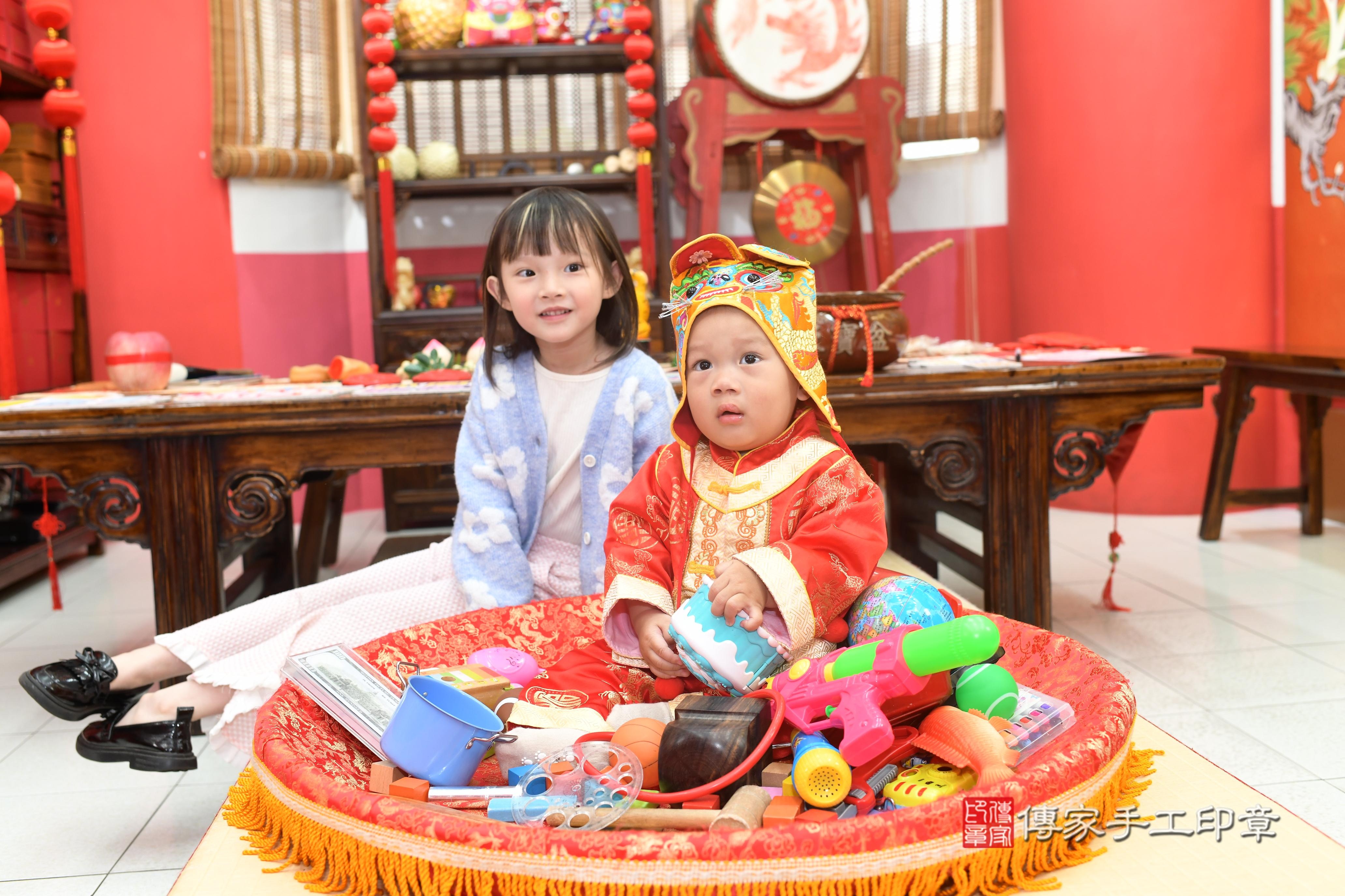 傳家手工印章高雄店、抓周、度脺、中國風會場、傳家嬰兒古禮、吉祥話、抓周道具物品24種、拍照。抓周證書。寶寶抓周、滿周歲、生日快樂、祝福 傳家手工印章高雄店、抓周、度脺、中國風會場、傳家嬰兒古禮、吉祥話、抓周道具物品24種、拍照。抓周證書。寶寶抓周、滿周歲、生日快樂、祝福