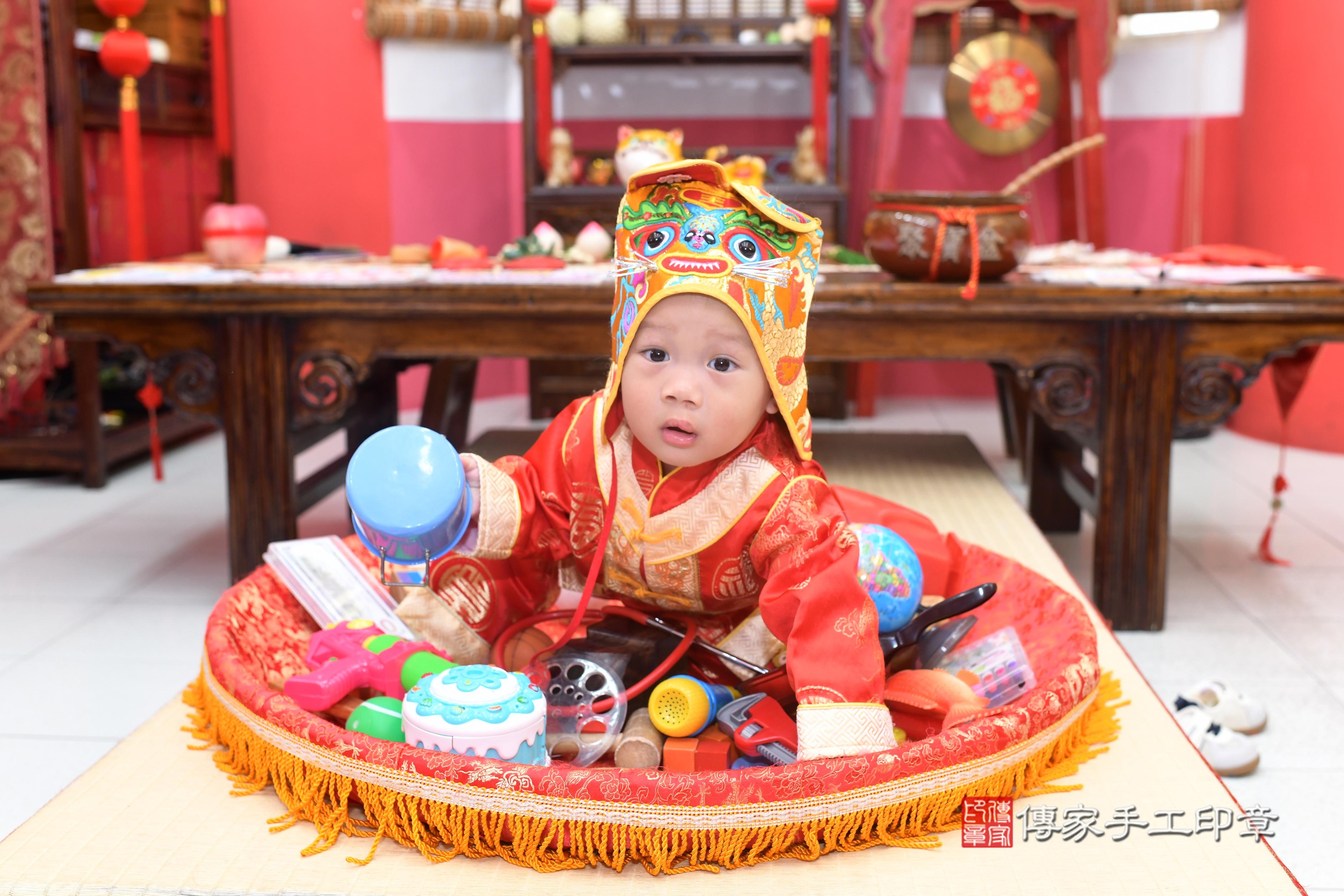 傳家手工印章高雄店、抓周、度脺、中國風會場、傳家嬰兒古禮、吉祥話、抓周道具物品24種、拍照。抓周證書。寶寶抓周、滿周歲、生日快樂、祝福 傳家手工印章高雄店、抓周、度脺、中國風會場、傳家嬰兒古禮、吉祥話、抓周道具物品24種、拍照。抓周證書。寶寶抓周、滿周歲、生日快樂、祝福