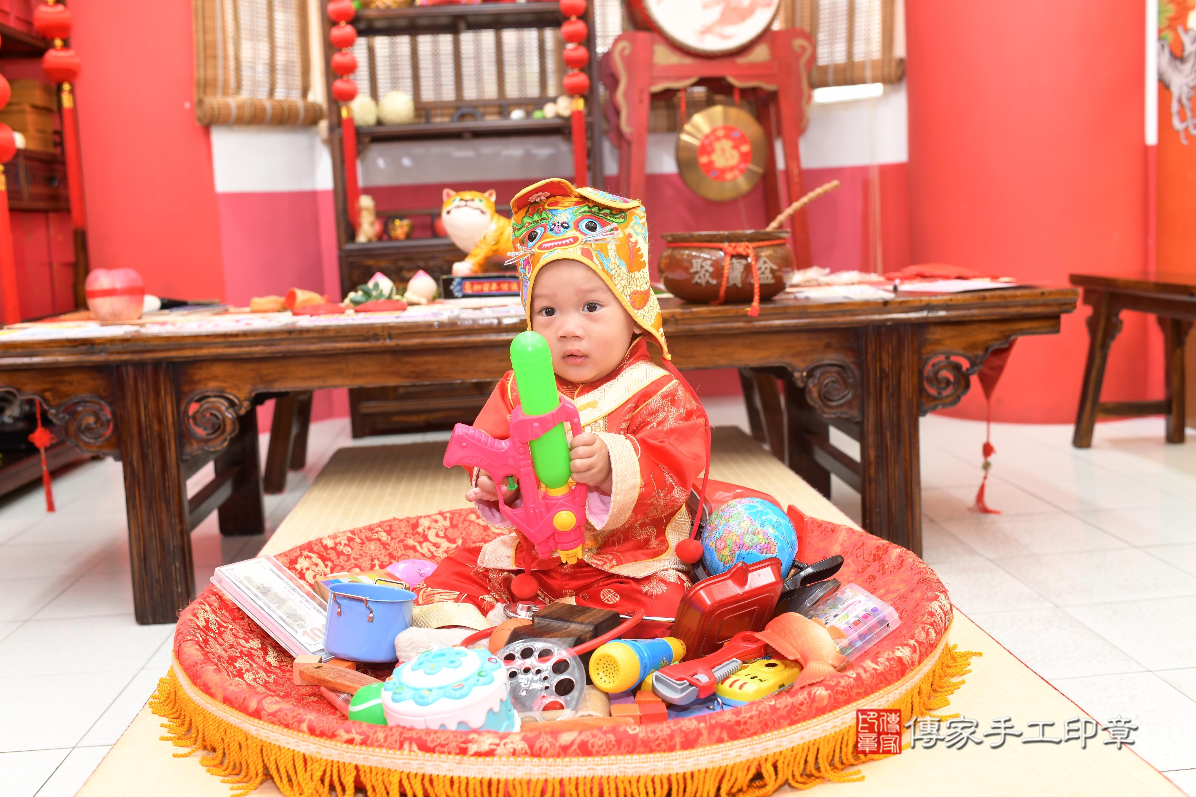 傳家手工印章高雄店、抓周、度脺、中國風會場、傳家嬰兒古禮、吉祥話、抓周道具物品24種、拍照。抓周證書。寶寶抓周、滿周歲、生日快樂、祝福 傳家手工印章高雄店、抓周、度脺、中國風會場、傳家嬰兒古禮、吉祥話、抓周道具物品24種、拍照。抓周證書。寶寶抓周、滿周歲、生日快樂、祝福