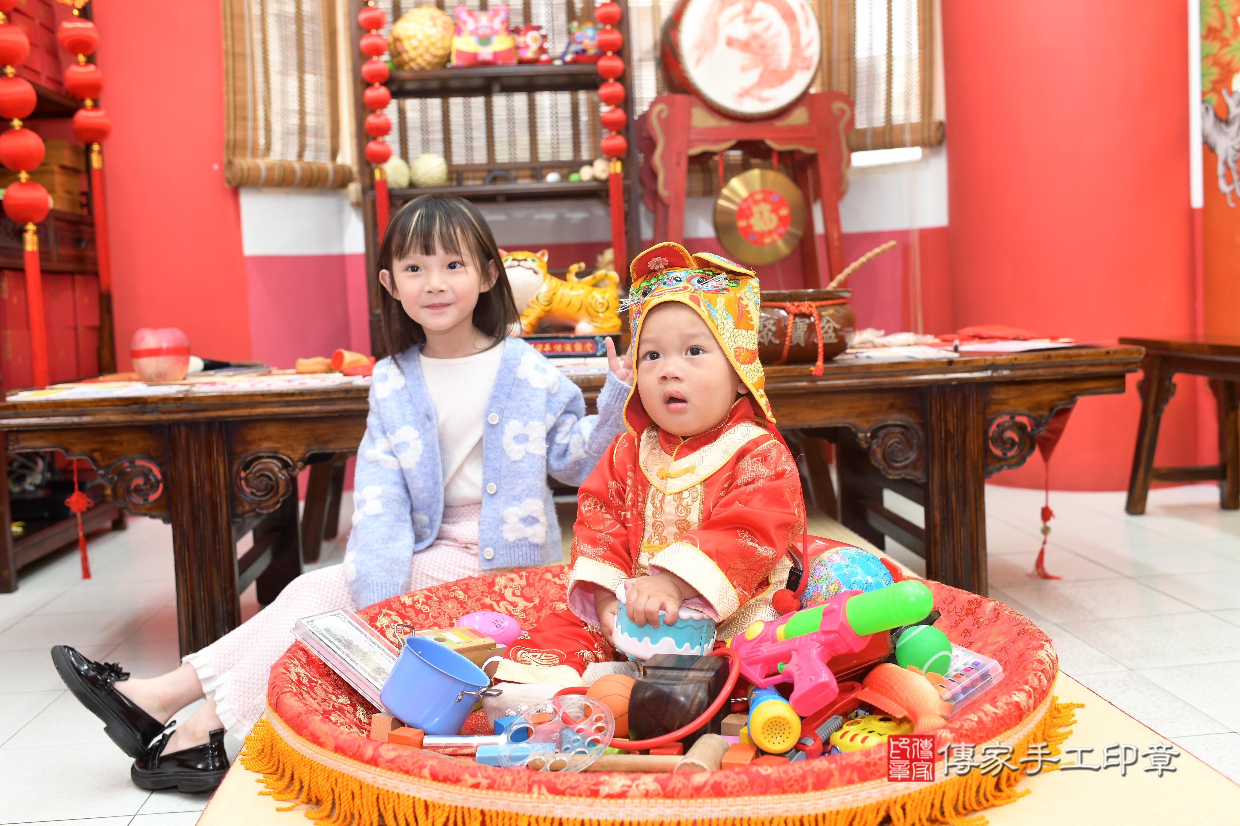 傳家手工印章高雄店、抓周、度脺、中國風會場、傳家嬰兒古禮、吉祥話、抓周道具物品24種、拍照。抓周證書。寶寶抓周、滿周歲、生日快樂、祝福 傳家手工印章高雄店、抓周、度脺、中國風會場、傳家嬰兒古禮、吉祥話、抓周道具物品24種、拍照。抓周證書。寶寶抓周、滿周歲、生日快樂、祝福