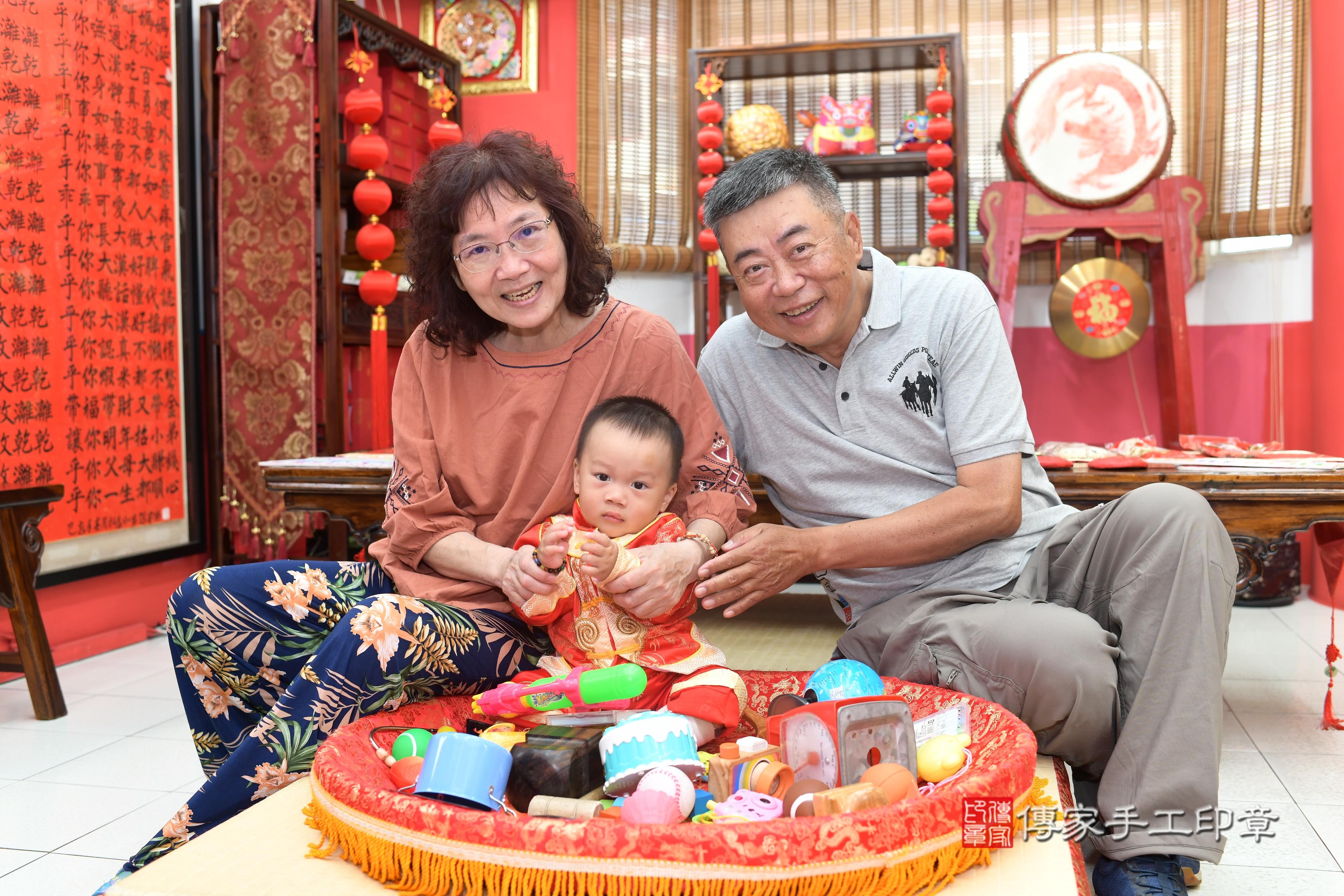 傳家手工印章高雄店、抓周、度脺、中國風會場、傳家嬰兒古禮、吉祥話、抓周道具物品24種、拍照。抓周證書。寶寶抓周、滿周歲、生日快樂、祝福 傳家手工印章高雄店、抓周、度脺、中國風會場、傳家嬰兒古禮、吉祥話、抓周道具物品24種、拍照。抓周證書。寶寶抓周、滿周歲、生日快樂、祝福