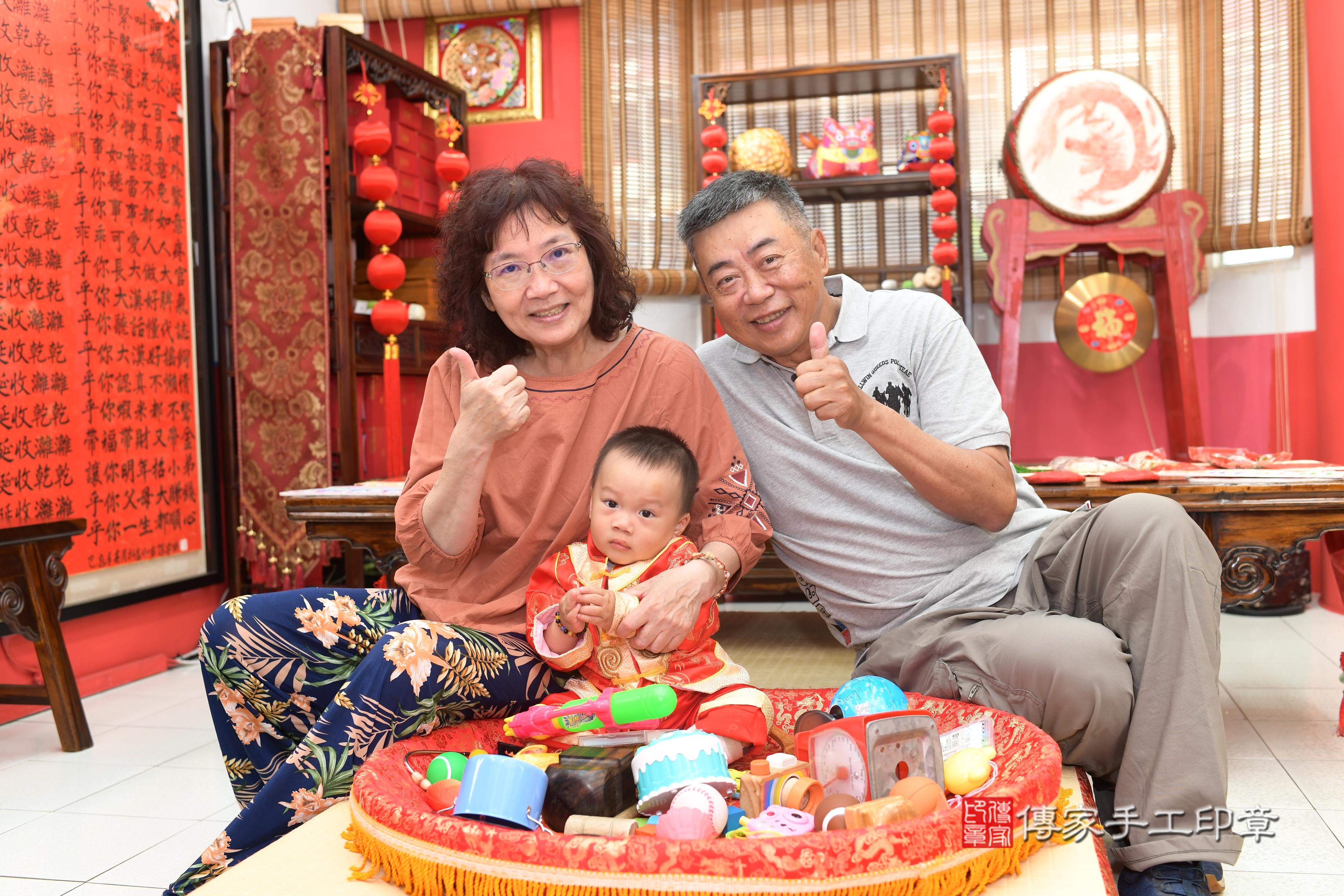 傳家手工印章高雄店、抓周、度脺、中國風會場、傳家嬰兒古禮、吉祥話、抓周道具物品24種、拍照。抓周證書。寶寶抓周、滿周歲、生日快樂、祝福 傳家手工印章高雄店、抓周、度脺、中國風會場、傳家嬰兒古禮、吉祥話、抓周道具物品24種、拍照。抓周證書。寶寶抓周、滿周歲、生日快樂、祝福