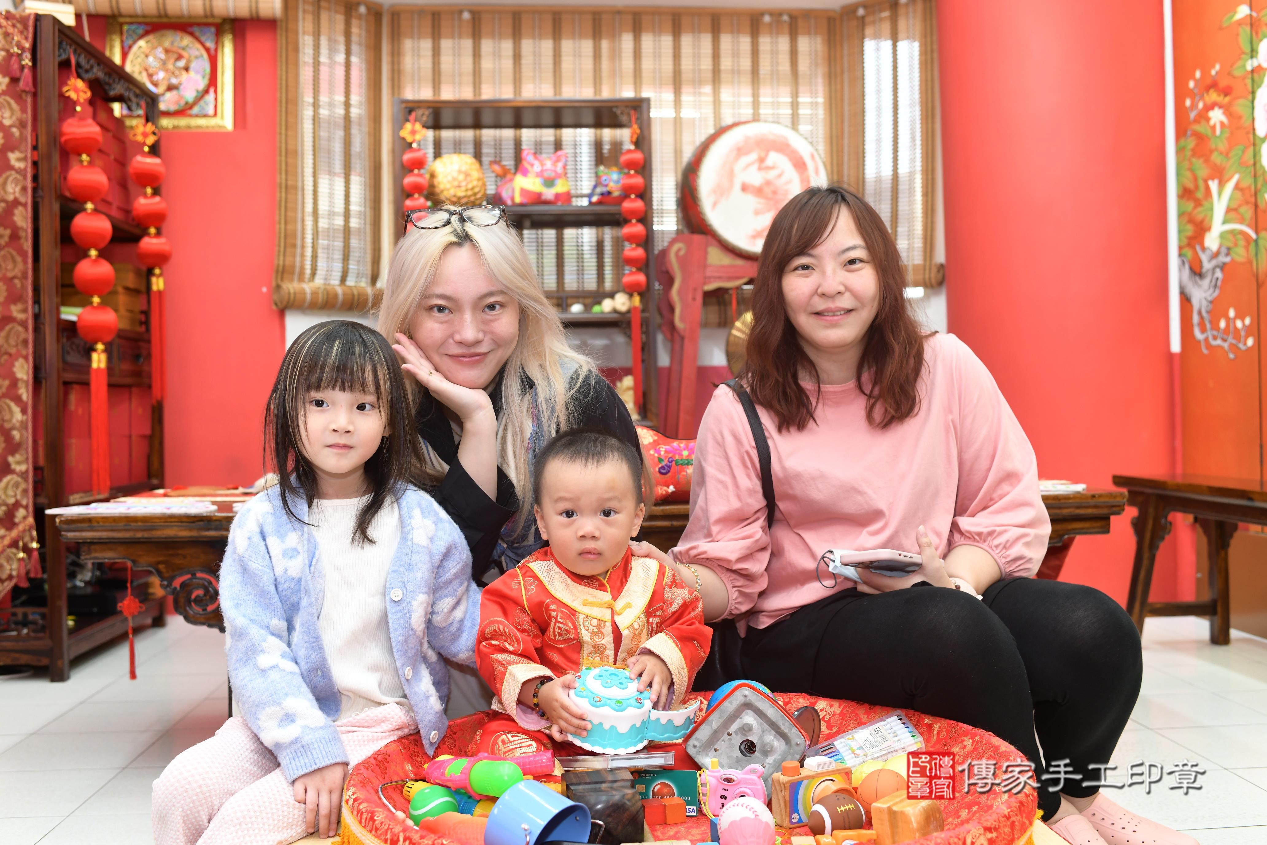 傳家手工印章高雄店、抓周、度脺、中國風會場、傳家嬰兒古禮、吉祥話、抓周道具物品24種、拍照。抓周證書。寶寶抓周、滿周歲、生日快樂、祝福 傳家手工印章高雄店、抓周、度脺、中國風會場、傳家嬰兒古禮、吉祥話、抓周道具物品24種、拍照。抓周證書。寶寶抓周、滿周歲、生日快樂、祝福