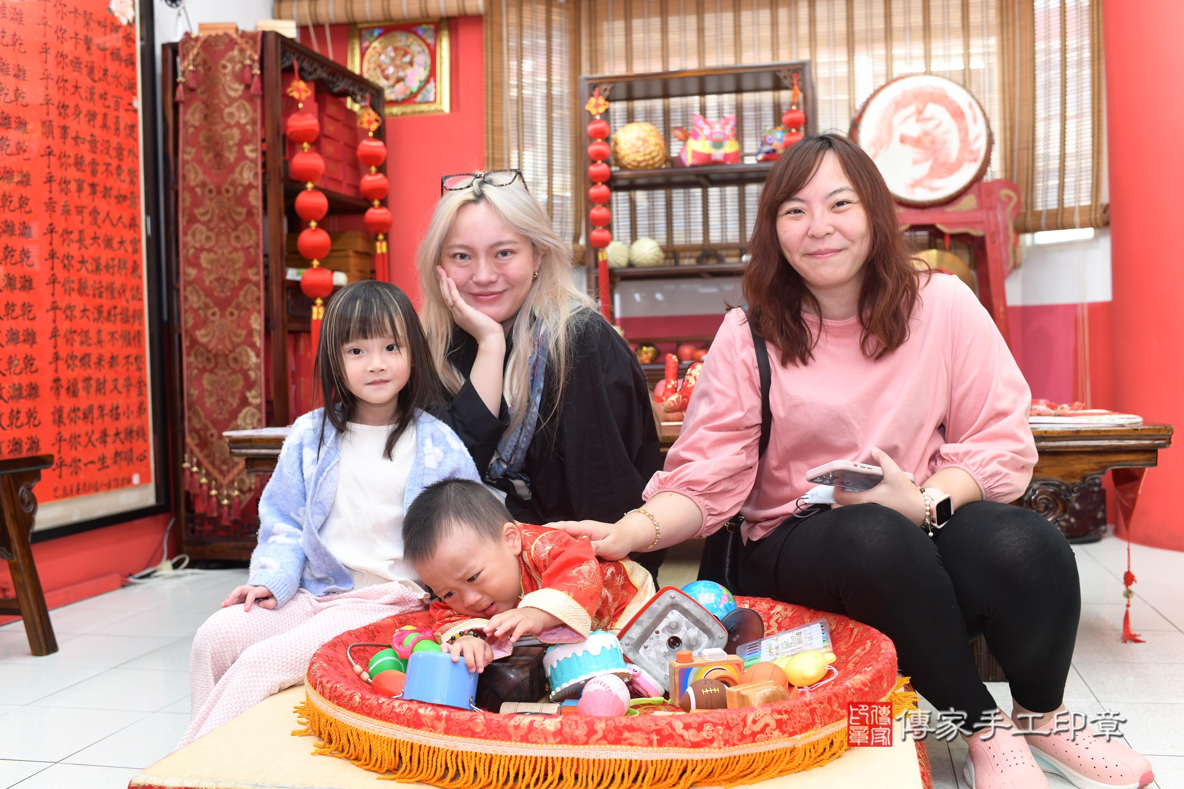 傳家手工印章高雄店、抓周、度脺、中國風會場、傳家嬰兒古禮、吉祥話、抓周道具物品24種、拍照。抓周證書。寶寶抓周、滿周歲、生日快樂、祝福 傳家手工印章高雄店、抓周、度脺、中國風會場、傳家嬰兒古禮、吉祥話、抓周道具物品24種、拍照。抓周證書。寶寶抓周、滿周歲、生日快樂、祝福