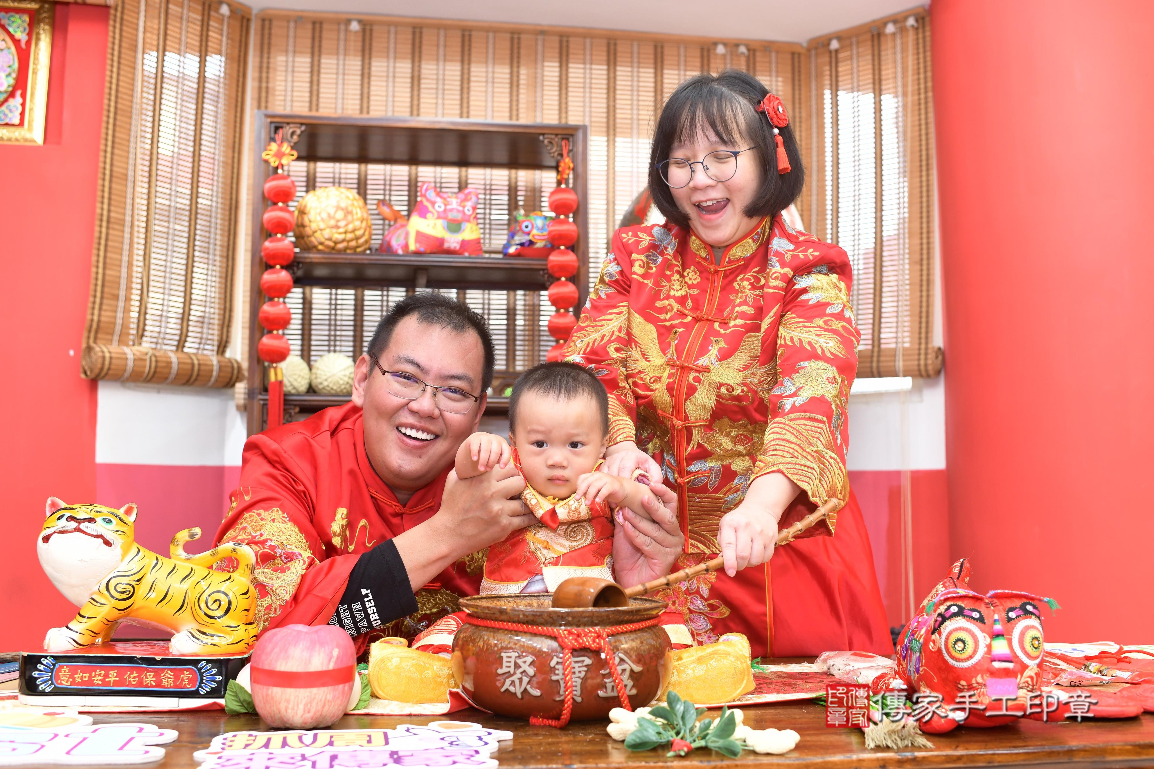 傳家手工印章高雄店、抓周、度脺、中國風會場、傳家嬰兒古禮、吉祥話、抓周道具物品24種、拍照。抓周證書。寶寶抓周、滿周歲、生日快樂、祝福 傳家手工印章高雄店、抓周、度脺、中國風會場、傳家嬰兒古禮、吉祥話、抓周道具物品24種、拍照。抓周證書。寶寶抓周、滿周歲、生日快樂、祝福