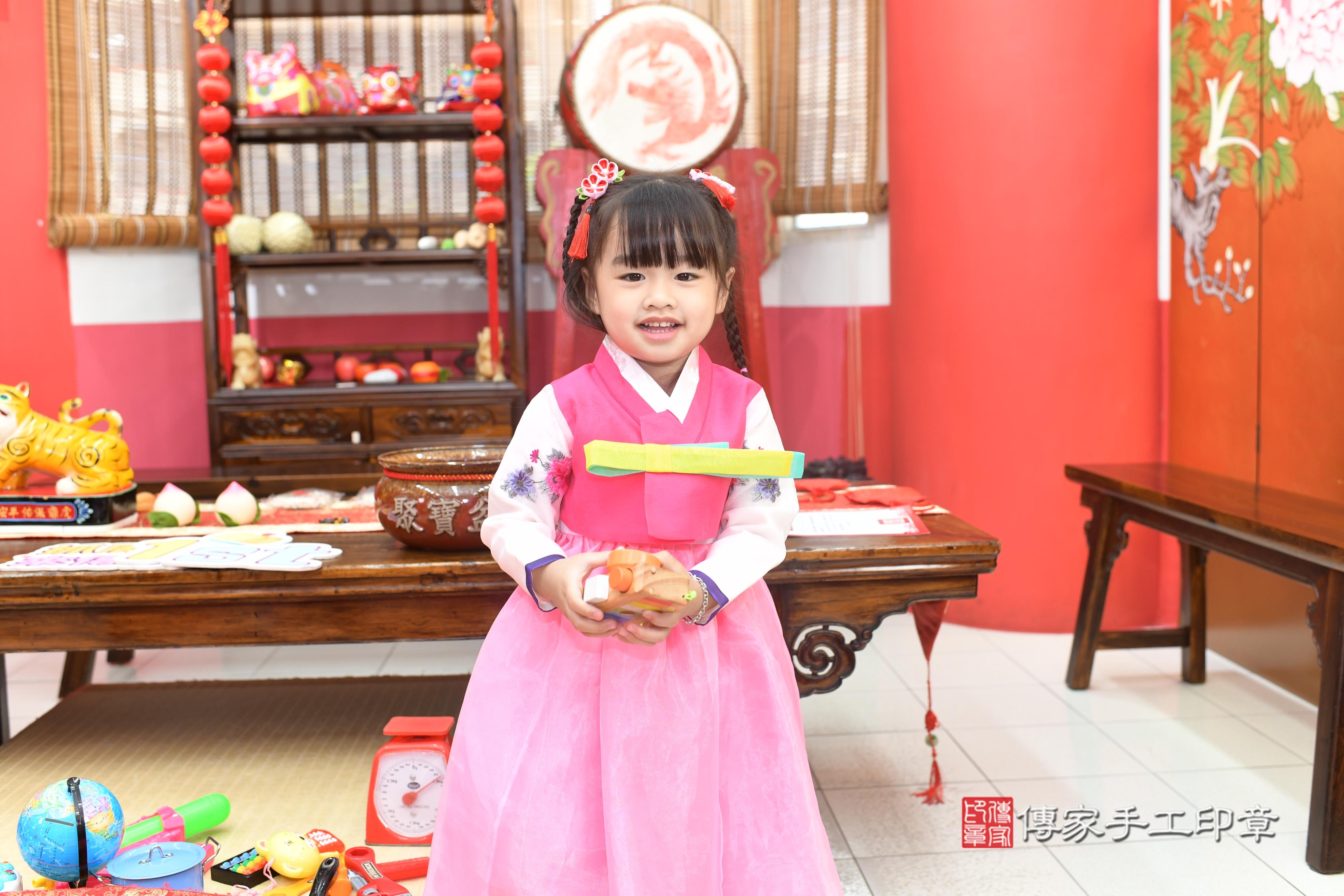 傳家手工印章高雄店、抓周、度脺、中國風會場、傳家嬰兒古禮、吉祥話、抓周道具物品24種、拍照。抓周證書。寶寶抓周、滿周歲、生日快樂、祝福 傳家手工印章高雄店、抓周、度脺、中國風會場、傳家嬰兒古禮、吉祥話、抓周道具物品24種、拍照。抓周證書。寶寶抓周、滿周歲、生日快樂、祝福