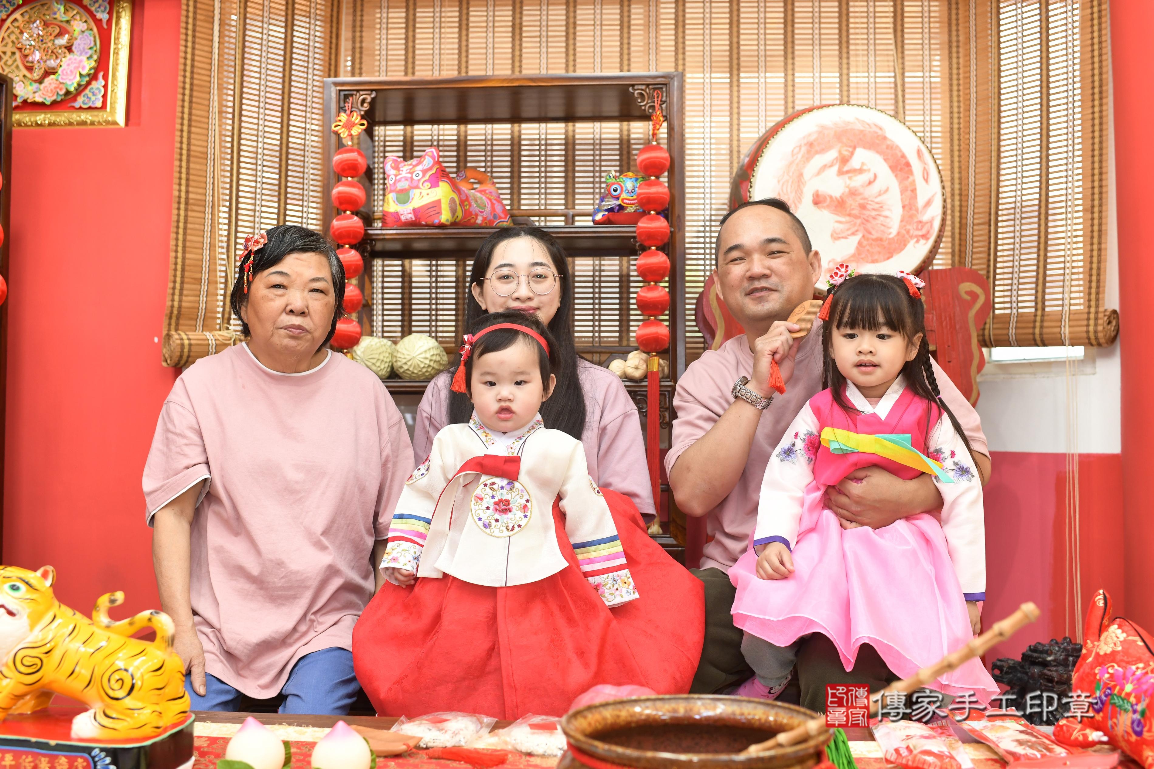 傳家手工印章高雄店、抓周、度脺、中國風會場、傳家嬰兒古禮、吉祥話、抓周道具物品24種、拍照。抓周證書。寶寶抓周、滿周歲、生日快樂、祝福 傳家手工印章高雄店、抓周、度脺、中國風會場、傳家嬰兒古禮、吉祥話、抓周道具物品24種、拍照。抓周證書。寶寶抓周、滿周歲、生日快樂、祝福