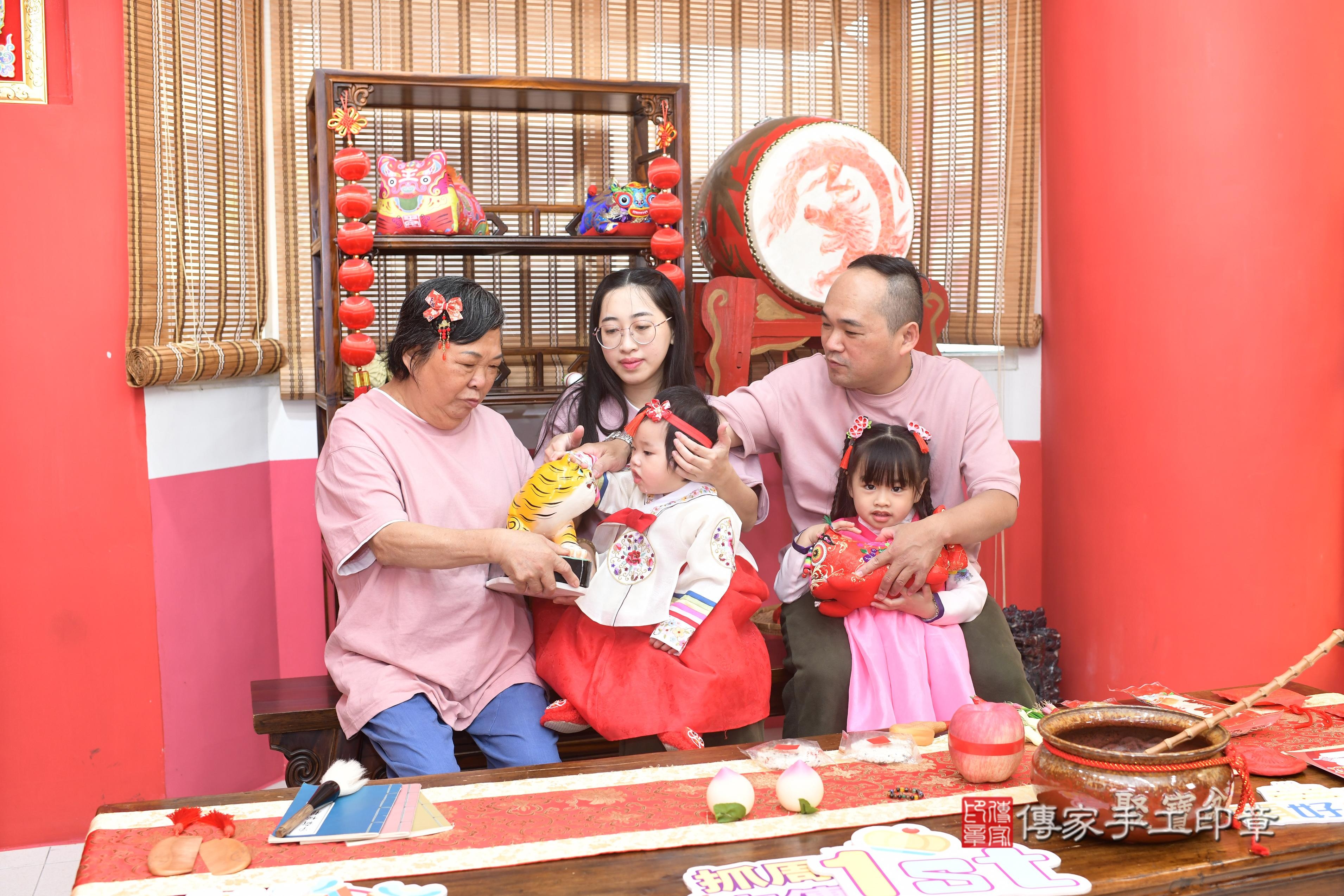 傳家手工印章高雄店、抓周、度脺、中國風會場、傳家嬰兒古禮、吉祥話、抓周道具物品24種、拍照。抓周證書。寶寶抓周、滿周歲、生日快樂、祝福 傳家手工印章高雄店、抓周、度脺、中國風會場、傳家嬰兒古禮、吉祥話、抓周道具物品24種、拍照。抓周證書。寶寶抓周、滿周歲、生日快樂、祝福