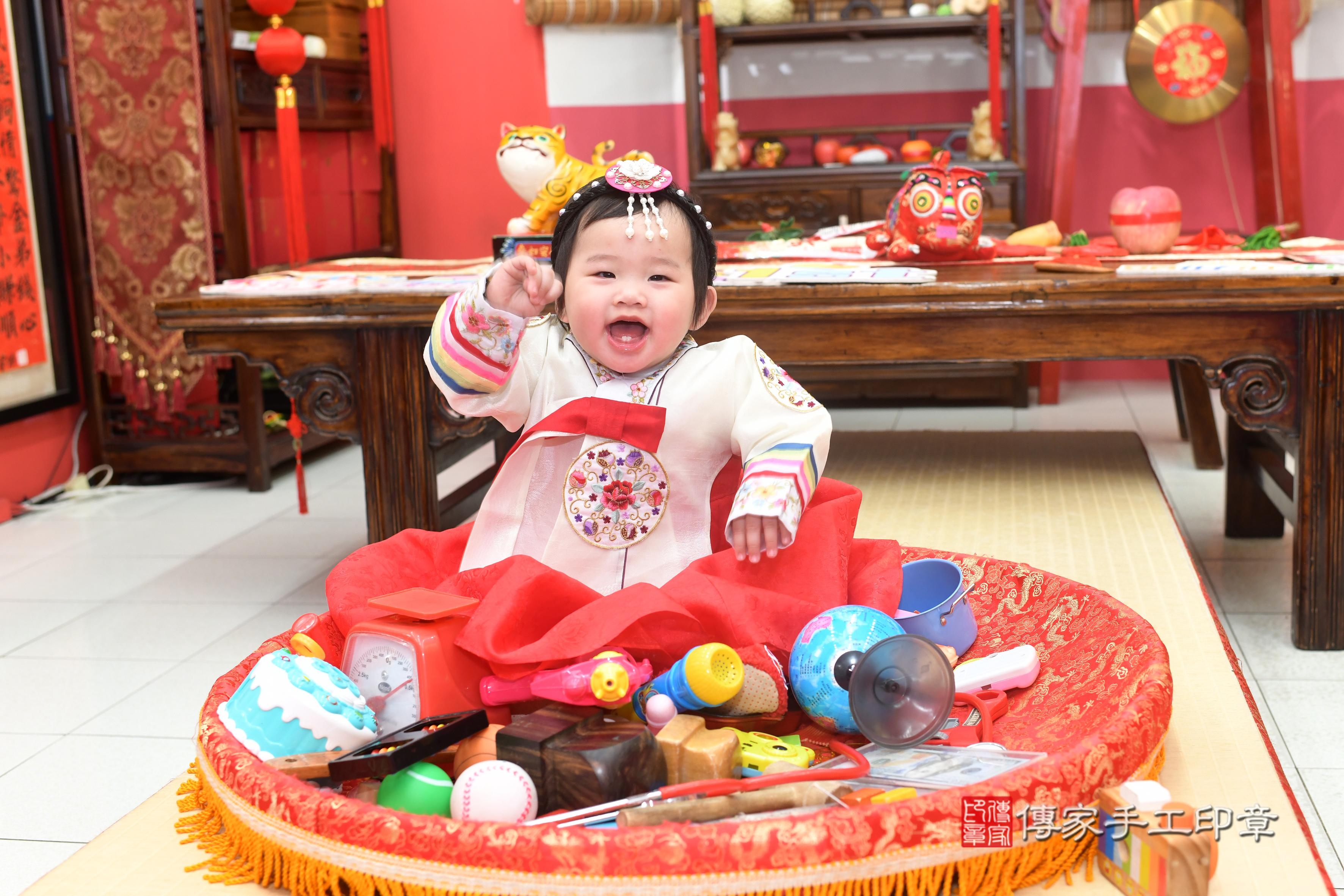 傳家手工印章高雄店、抓周、度脺、中國風會場、傳家嬰兒古禮、吉祥話、抓周道具物品24種、拍照。抓周證書。寶寶抓周、滿周歲、生日快樂、祝福 傳家手工印章高雄店、抓周、度脺、中國風會場、傳家嬰兒古禮、吉祥話、抓周道具物品24種、拍照。抓周證書。寶寶抓周、滿周歲、生日快樂、祝福