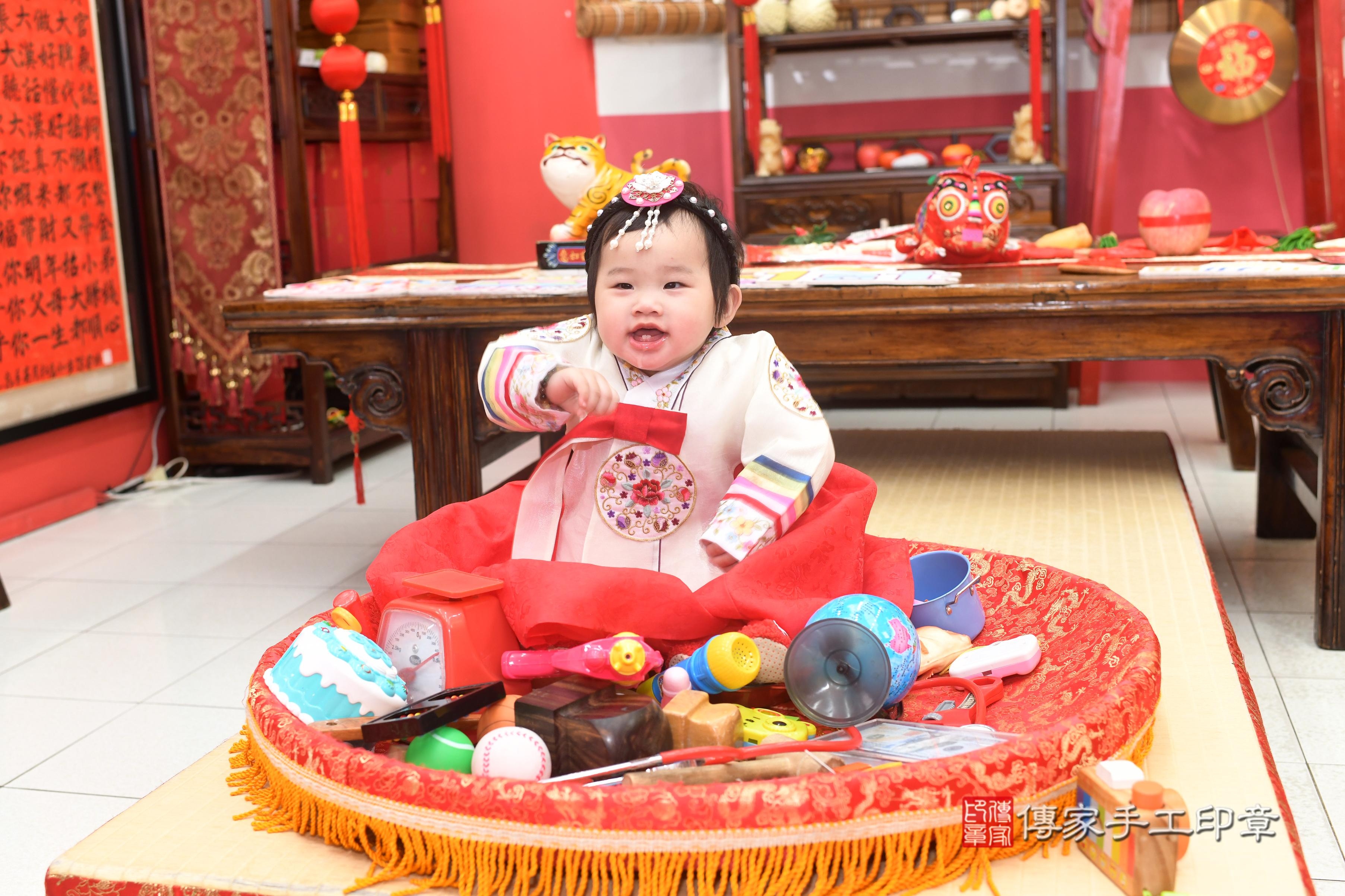 傳家手工印章高雄店、抓周、度脺、中國風會場、傳家嬰兒古禮、吉祥話、抓周道具物品24種、拍照。抓周證書。寶寶抓周、滿周歲、生日快樂、祝福 傳家手工印章高雄店、抓周、度脺、中國風會場、傳家嬰兒古禮、吉祥話、抓周道具物品24種、拍照。抓周證書。寶寶抓周、滿周歲、生日快樂、祝福