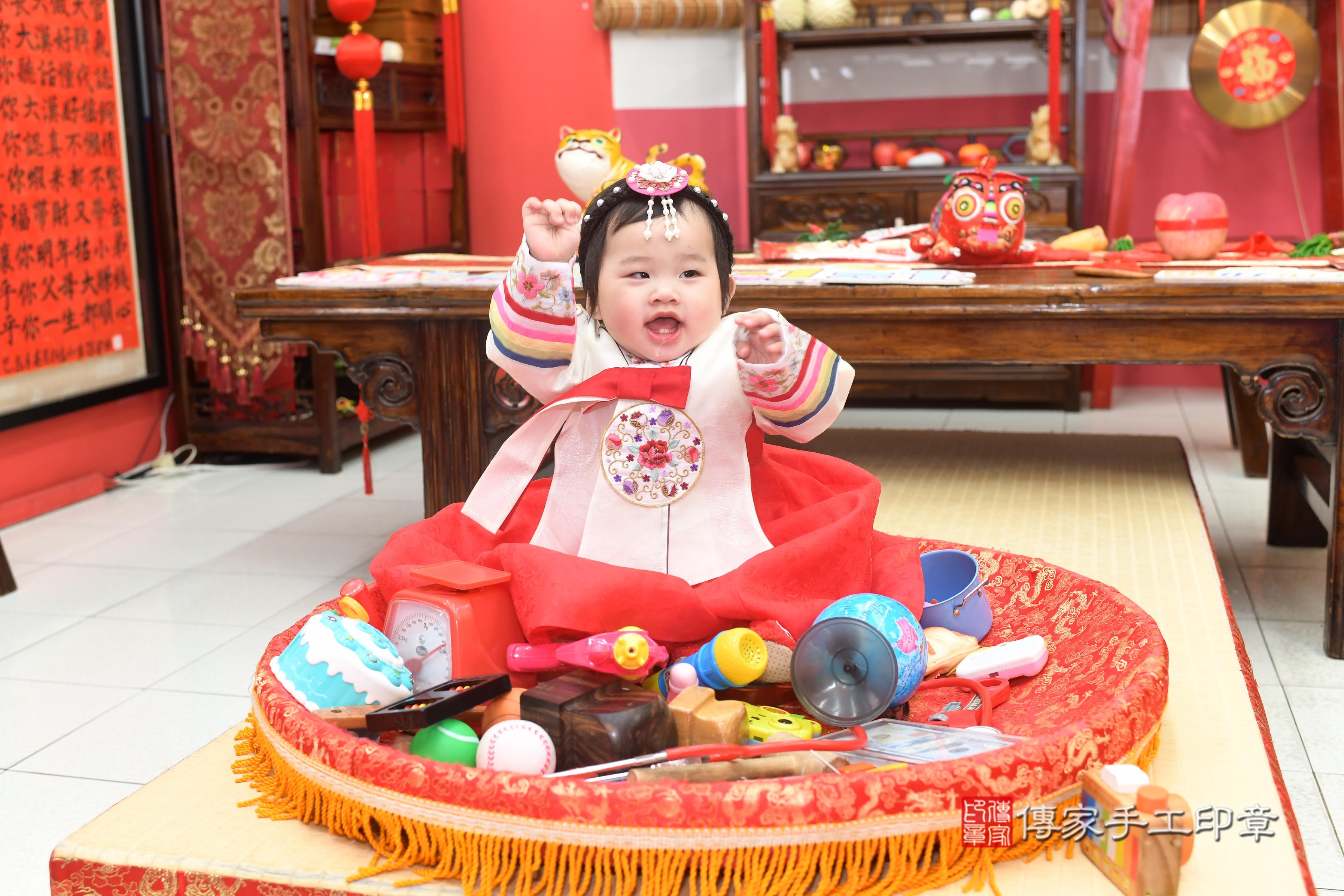 傳家手工印章高雄店、抓周、度脺、中國風會場、傳家嬰兒古禮、吉祥話、抓周道具物品24種、拍照。抓周證書。寶寶抓周、滿周歲、生日快樂、祝福 傳家手工印章高雄店、抓周、度脺、中國風會場、傳家嬰兒古禮、吉祥話、抓周道具物品24種、拍照。抓周證書。寶寶抓周、滿周歲、生日快樂、祝福