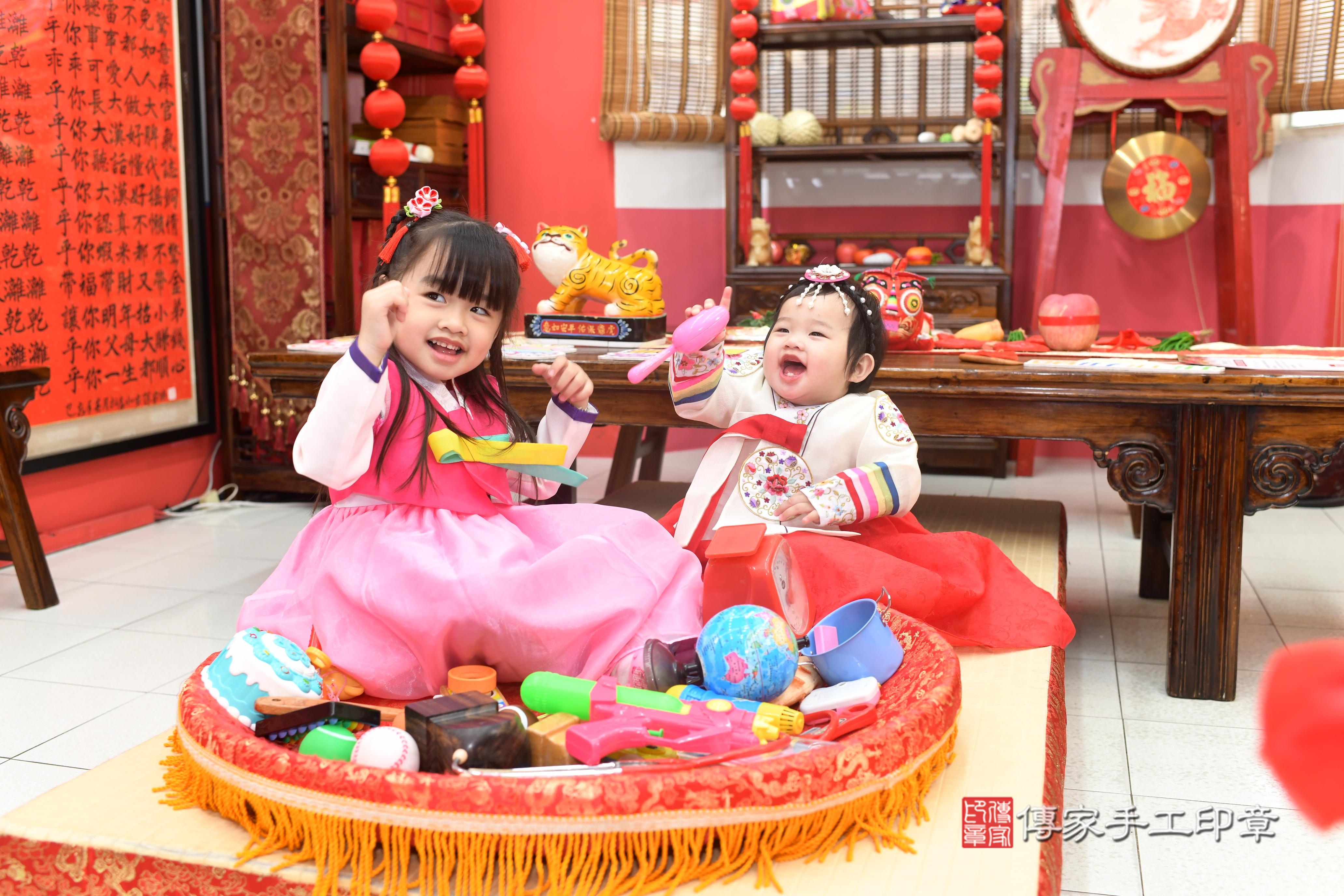 傳家手工印章高雄店、抓周、度脺、中國風會場、傳家嬰兒古禮、吉祥話、抓周道具物品24種、拍照。抓周證書。寶寶抓周、滿周歲、生日快樂、祝福 傳家手工印章高雄店、抓周、度脺、中國風會場、傳家嬰兒古禮、吉祥話、抓周道具物品24種、拍照。抓周證書。寶寶抓周、滿周歲、生日快樂、祝福