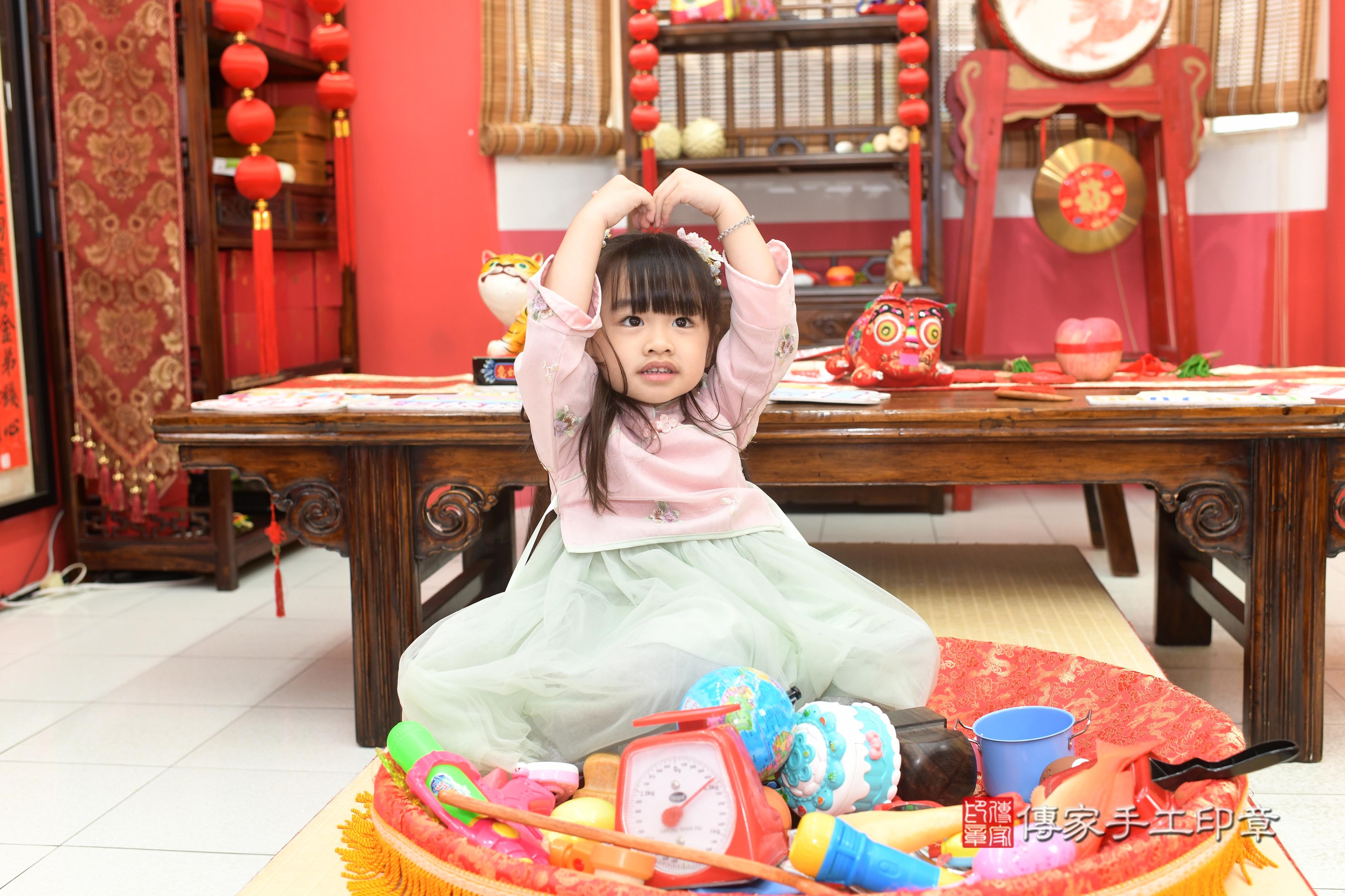 傳家手工印章高雄店、抓周、度脺、中國風會場、傳家嬰兒古禮、吉祥話、抓周道具物品24種、拍照。抓周證書。寶寶抓周、滿周歲、生日快樂、祝福 傳家手工印章高雄店、抓周、度脺、中國風會場、傳家嬰兒古禮、吉祥話、抓周道具物品24種、拍照。抓周證書。寶寶抓周、滿周歲、生日快樂、祝福