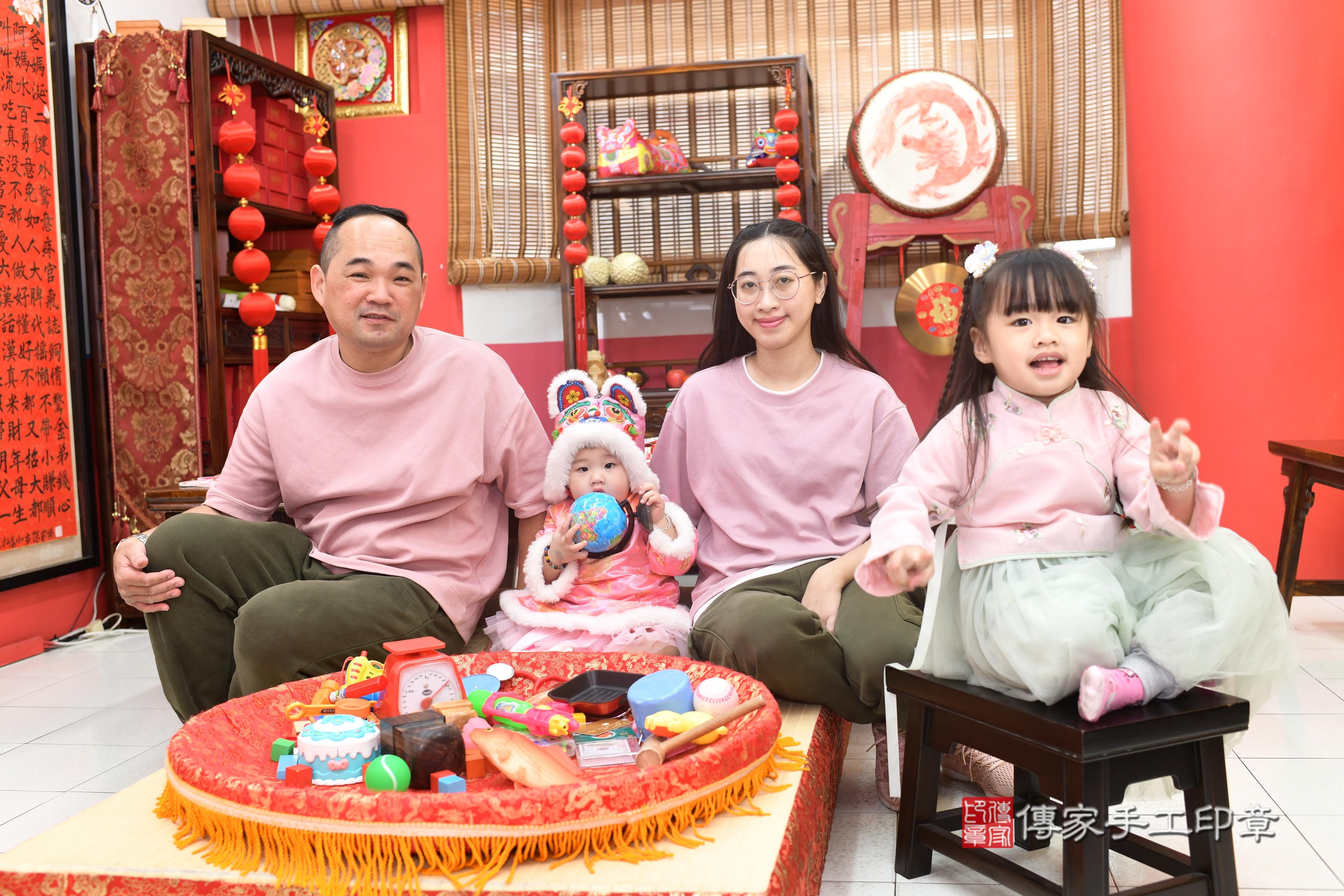 傳家手工印章高雄店、抓周、度脺、中國風會場、傳家嬰兒古禮、吉祥話、抓周道具物品24種、拍照。抓周證書。寶寶抓周、滿周歲、生日快樂、祝福 傳家手工印章高雄店、抓周、度脺、中國風會場、傳家嬰兒古禮、吉祥話、抓周道具物品24種、拍照。抓周證書。寶寶抓周、滿周歲、生日快樂、祝福