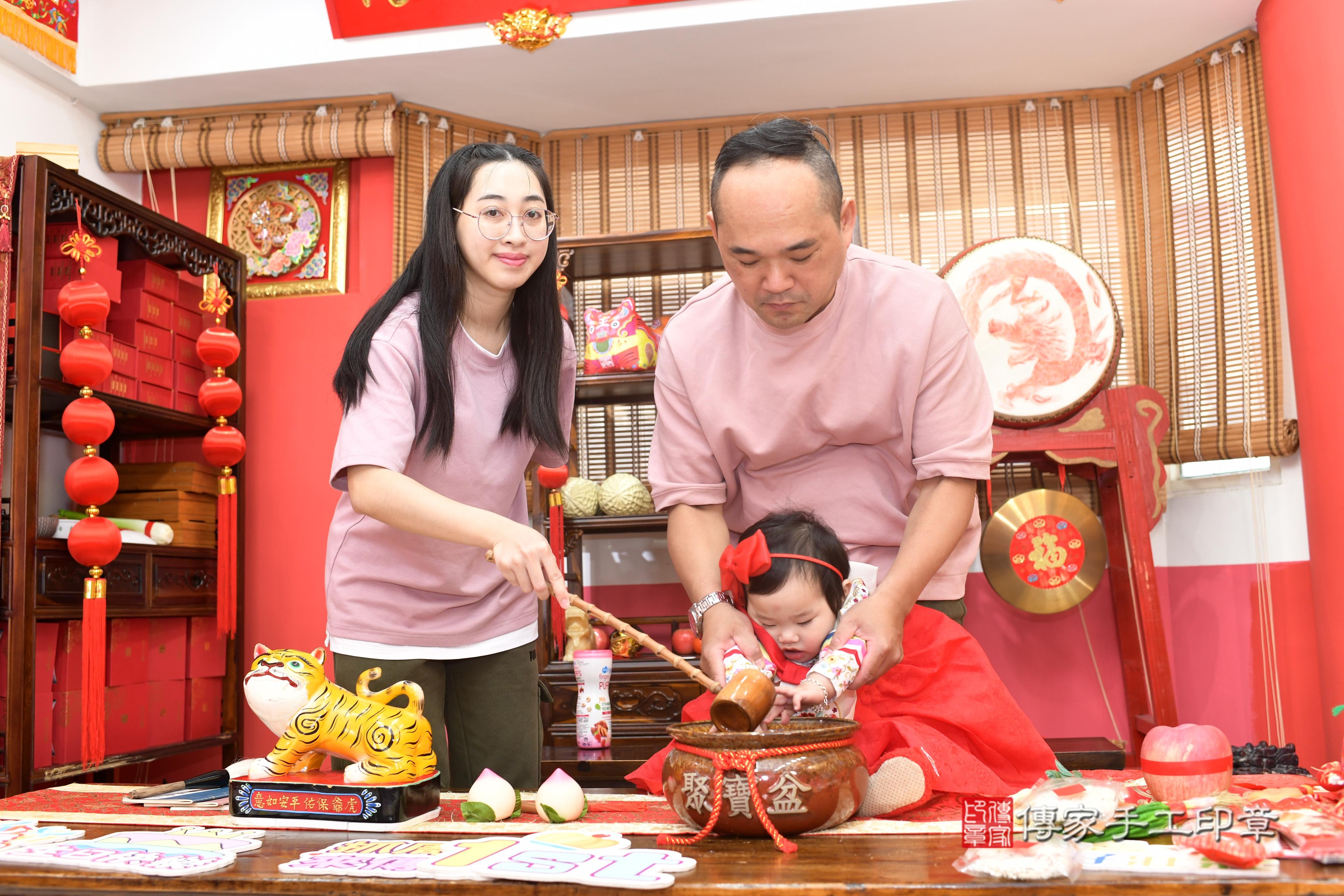 傳家手工印章高雄店、抓周、度脺、中國風會場、傳家嬰兒古禮、吉祥話、抓周道具物品24種、拍照。抓周證書。寶寶抓周、滿周歲、生日快樂、祝福 傳家手工印章高雄店、抓周、度脺、中國風會場、傳家嬰兒古禮、吉祥話、抓周道具物品24種、拍照。抓周證書。寶寶抓周、滿周歲、生日快樂、祝福