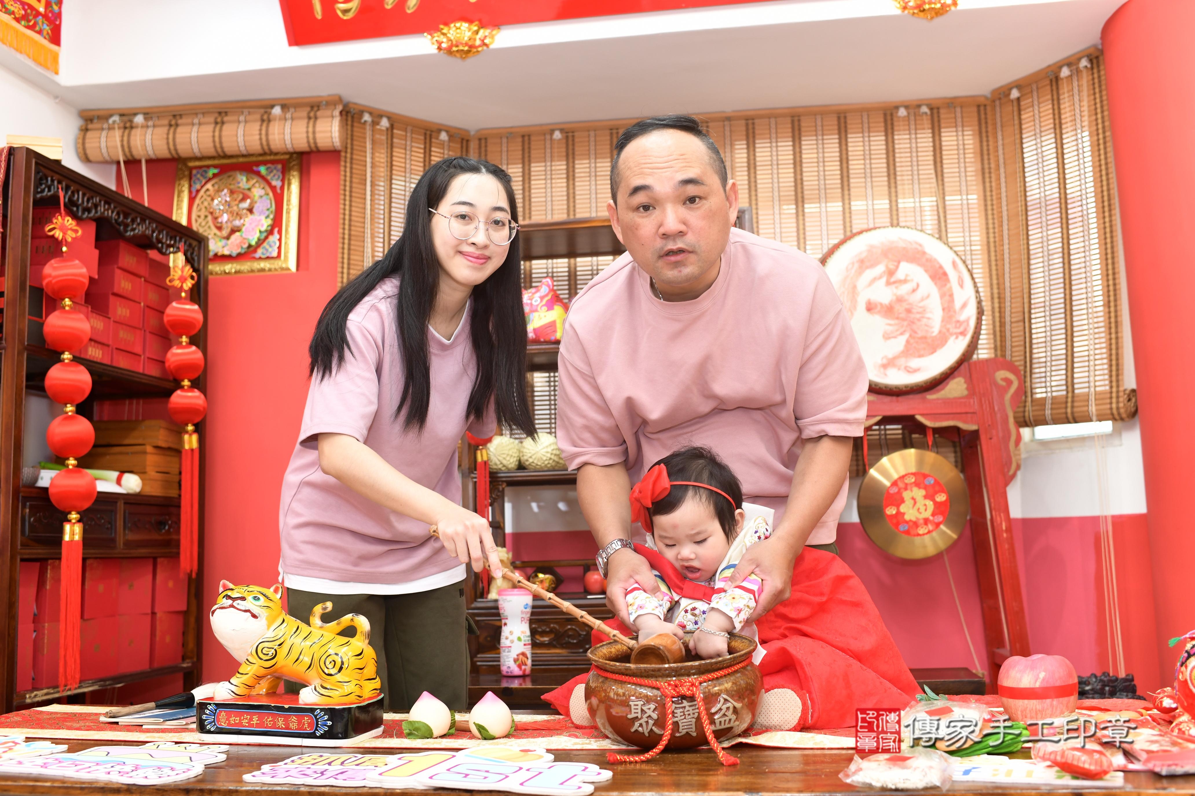 傳家手工印章高雄店、抓周、度脺、中國風會場、傳家嬰兒古禮、吉祥話、抓周道具物品24種、拍照。抓周證書。寶寶抓周、滿周歲、生日快樂、祝福 傳家手工印章高雄店、抓周、度脺、中國風會場、傳家嬰兒古禮、吉祥話、抓周道具物品24種、拍照。抓周證書。寶寶抓周、滿周歲、生日快樂、祝福