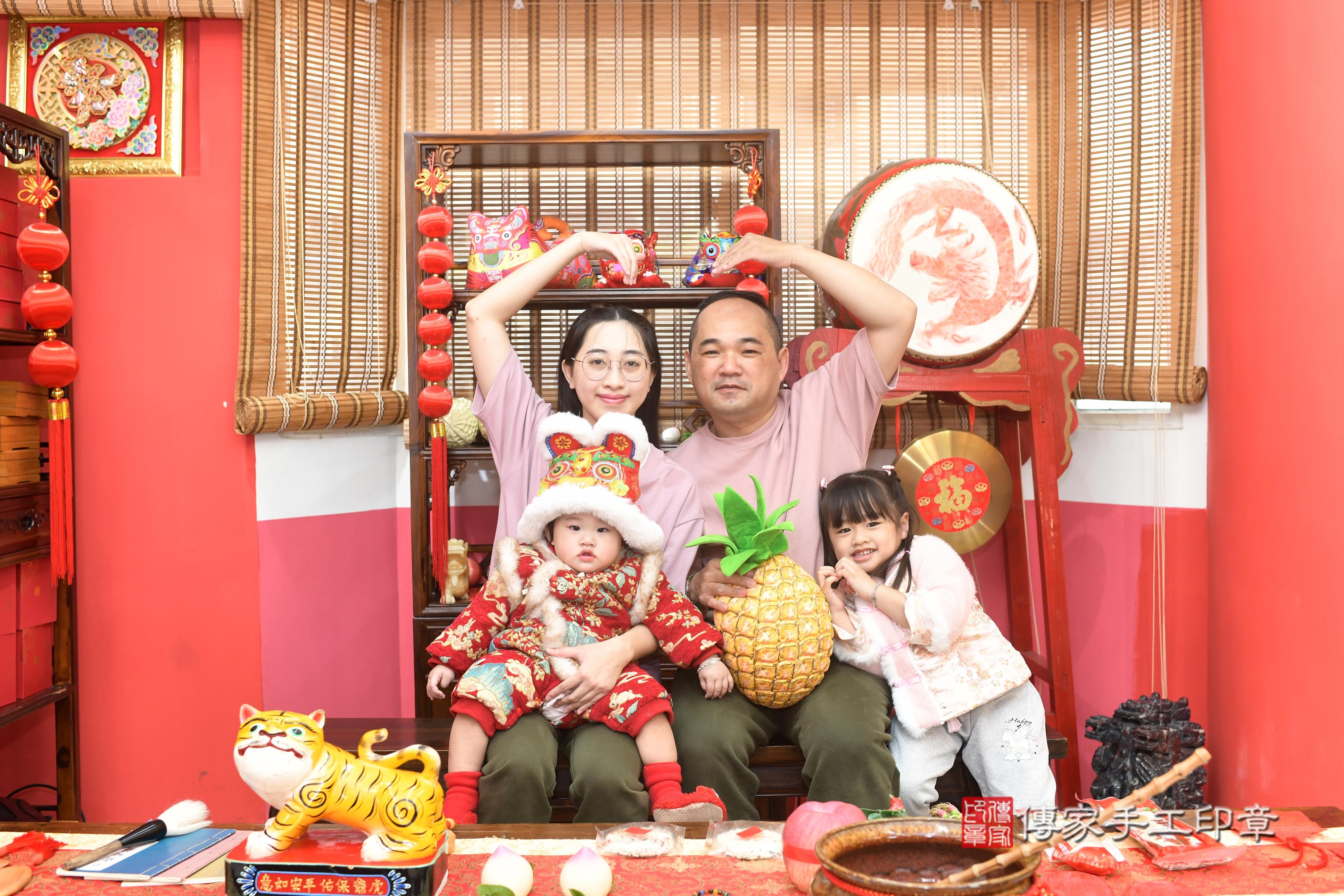 抓周儀式【福虎歌】朗誦祝福:虎爺保佑寶寶吉祥,趨吉避凶。 在中國和台灣,虎爺是兒童的守護神,週歲有虎爺保佑,可以象徵吉祥平安。 高雄店抓周。爸爸媽媽和虎爺一起拍個合照,保佑孩子平安健康長大喔^^ 抓周儀式【福虎歌】朗誦祝福:虎爺保佑寶寶吉祥,趨吉避凶。 在中國和台灣,虎爺是兒童的守護神,週歲有虎爺保佑,可以象徵吉祥平安。 高雄店抓周。爸爸媽媽和虎爺一起拍個合照,保佑孩子平安健康長大喔^^