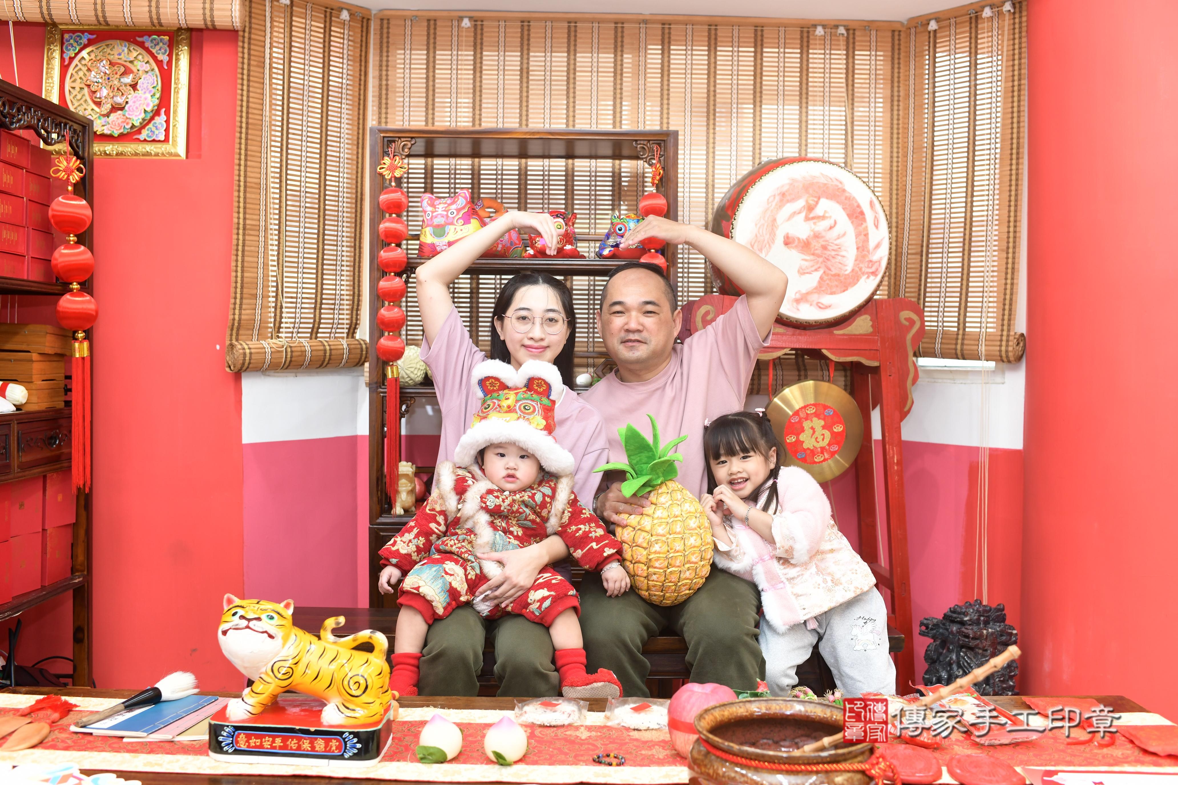 抓周儀式【福虎歌】朗誦祝福:虎爺保佑寶寶吉祥,趨吉避凶。 在中國和台灣,虎爺是兒童的守護神,週歲有虎爺保佑,可以象徵吉祥平安。 高雄店抓周。爸爸媽媽和虎爺一起拍個合照,保佑孩子平安健康長大喔^^ 抓周儀式【福虎歌】朗誦祝福:虎爺保佑寶寶吉祥,趨吉避凶。 在中國和台灣,虎爺是兒童的守護神,週歲有虎爺保佑,可以象徵吉祥平安。 高雄店抓周。爸爸媽媽和虎爺一起拍個合照,保佑孩子平安健康長大喔^^