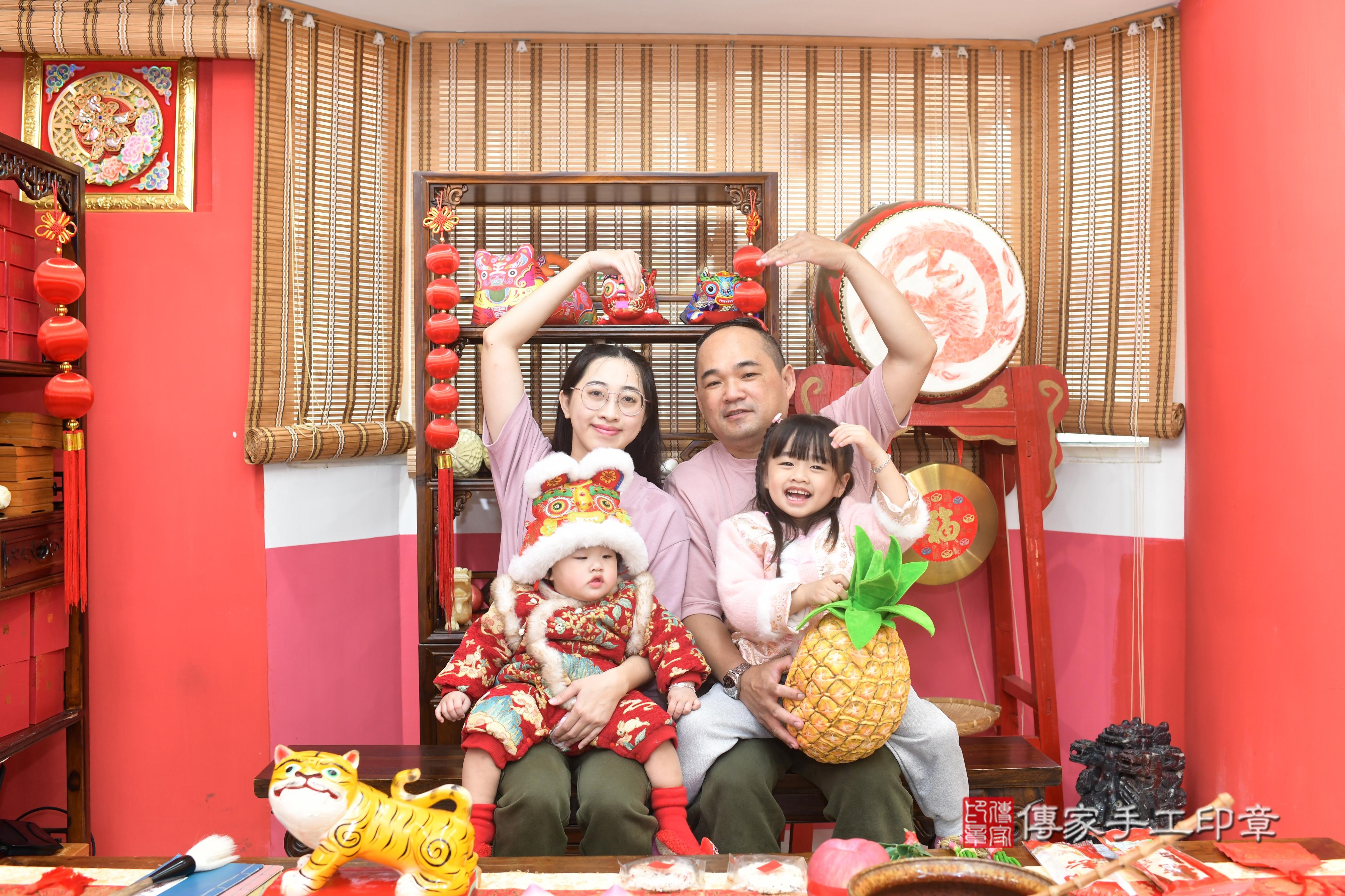 抓周儀式【福虎歌】朗誦祝福:虎爺保佑寶寶吉祥,趨吉避凶。 在中國和台灣,虎爺是兒童的守護神,週歲有虎爺保佑,可以象徵吉祥平安。 高雄店抓周。爸爸媽媽和虎爺一起拍個合照,保佑孩子平安健康長大喔^^ 抓周儀式【福虎歌】朗誦祝福:虎爺保佑寶寶吉祥,趨吉避凶。 在中國和台灣,虎爺是兒童的守護神,週歲有虎爺保佑,可以象徵吉祥平安。 高雄店抓周。爸爸媽媽和虎爺一起拍個合照,保佑孩子平安健康長大喔^^