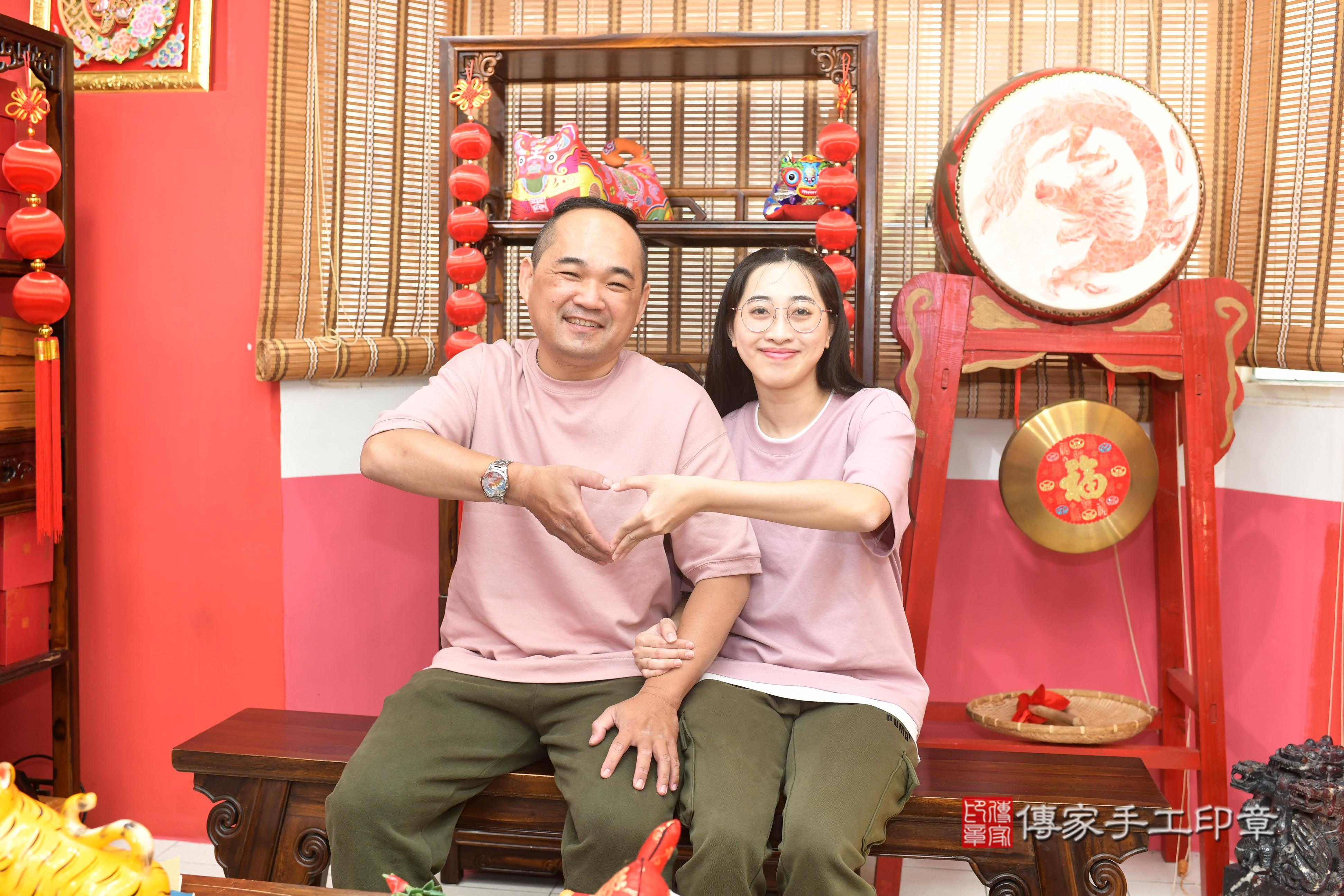 抓周儀式【福虎歌】朗誦祝福:虎爺保佑寶寶吉祥,趨吉避凶。 在中國和台灣,虎爺是兒童的守護神,週歲有虎爺保佑,可以象徵吉祥平安。 高雄店抓周。爸爸媽媽和虎爺一起拍個合照,保佑孩子平安健康長大喔^^ 抓周儀式【福虎歌】朗誦祝福:虎爺保佑寶寶吉祥,趨吉避凶。 在中國和台灣,虎爺是兒童的守護神,週歲有虎爺保佑,可以象徵吉祥平安。 高雄店抓周。爸爸媽媽和虎爺一起拍個合照,保佑孩子平安健康長大喔^^