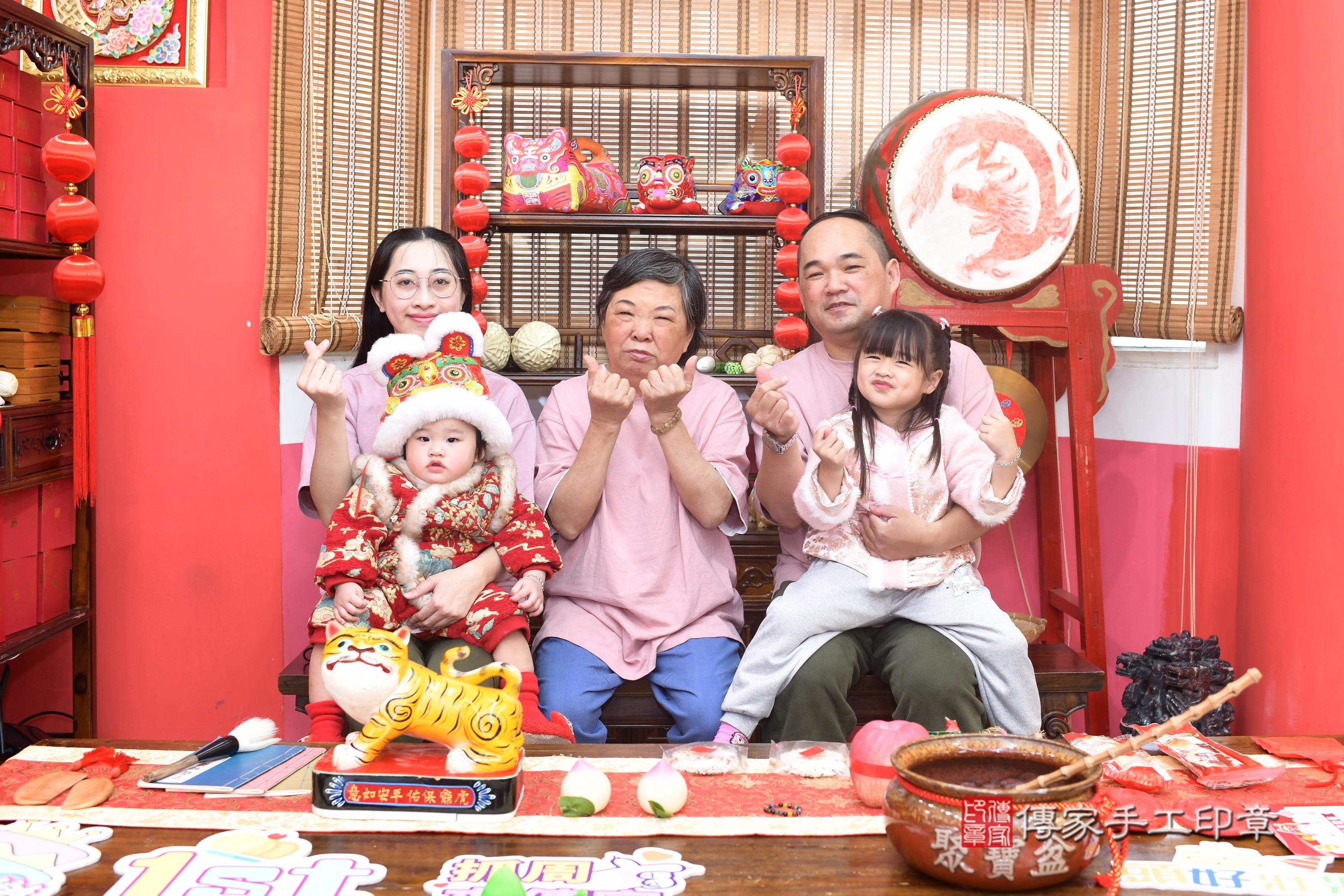 抓周儀式【福虎歌】朗誦祝福:虎爺保佑寶寶吉祥,趨吉避凶。 在中國和台灣,虎爺是兒童的守護神,週歲有虎爺保佑,可以象徵吉祥平安。 高雄店抓周。爸爸媽媽和虎爺一起拍個合照,保佑孩子平安健康長大喔^^ 抓周儀式【福虎歌】朗誦祝福:虎爺保佑寶寶吉祥,趨吉避凶。 在中國和台灣,虎爺是兒童的守護神,週歲有虎爺保佑,可以象徵吉祥平安。 高雄店抓周。爸爸媽媽和虎爺一起拍個合照,保佑孩子平安健康長大喔^^