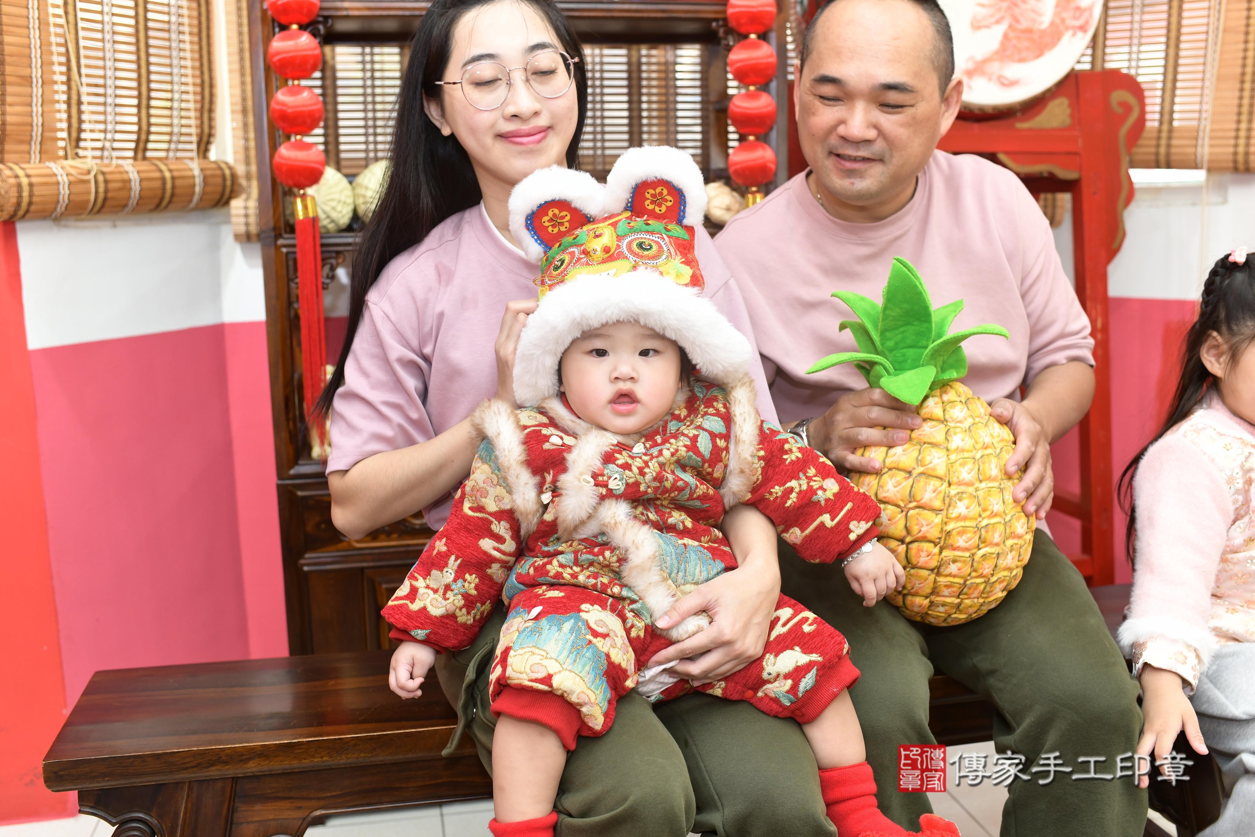 抓周儀式【福虎歌】朗誦祝福:虎爺保佑寶寶吉祥,趨吉避凶。 在中國和台灣,虎爺是兒童的守護神,週歲有虎爺保佑,可以象徵吉祥平安。 高雄店抓周。爸爸媽媽和虎爺一起拍個合照,保佑孩子平安健康長大喔^^ 抓周儀式【福虎歌】朗誦祝福:虎爺保佑寶寶吉祥,趨吉避凶。 在中國和台灣,虎爺是兒童的守護神,週歲有虎爺保佑,可以象徵吉祥平安。 高雄店抓周。爸爸媽媽和虎爺一起拍個合照,保佑孩子平安健康長大喔^^