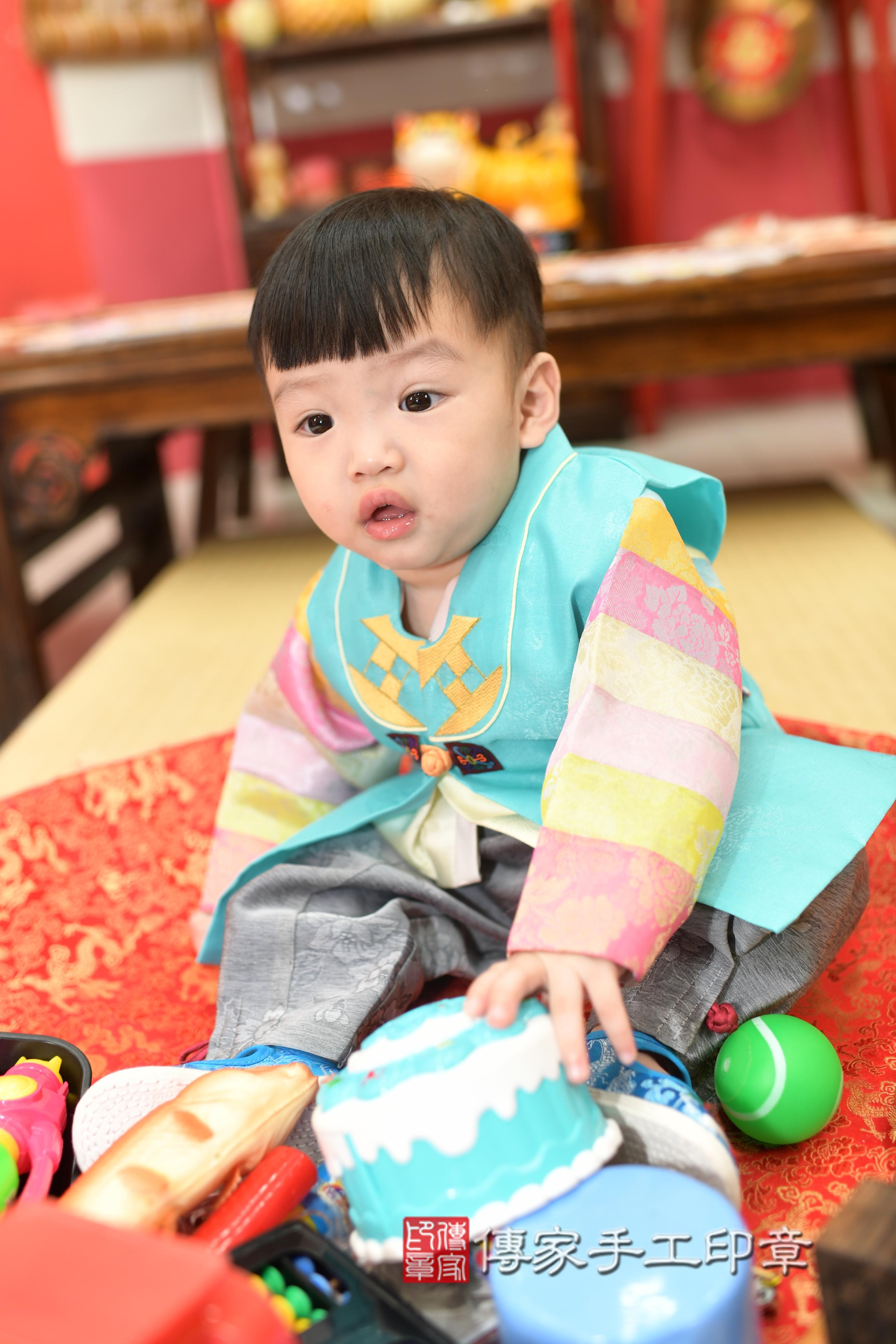 傳家手工印章高雄店、抓周、度脺、中國風會場、傳家嬰兒古禮、吉祥話、抓周道具物品24種、拍照。抓周證書。寶寶抓周、滿周歲、生日快樂、祝福 傳家手工印章高雄店、抓周、度脺、中國風會場、傳家嬰兒古禮、吉祥話、抓周道具物品24種、拍照。抓周證書。寶寶抓周、滿周歲、生日快樂、祝福