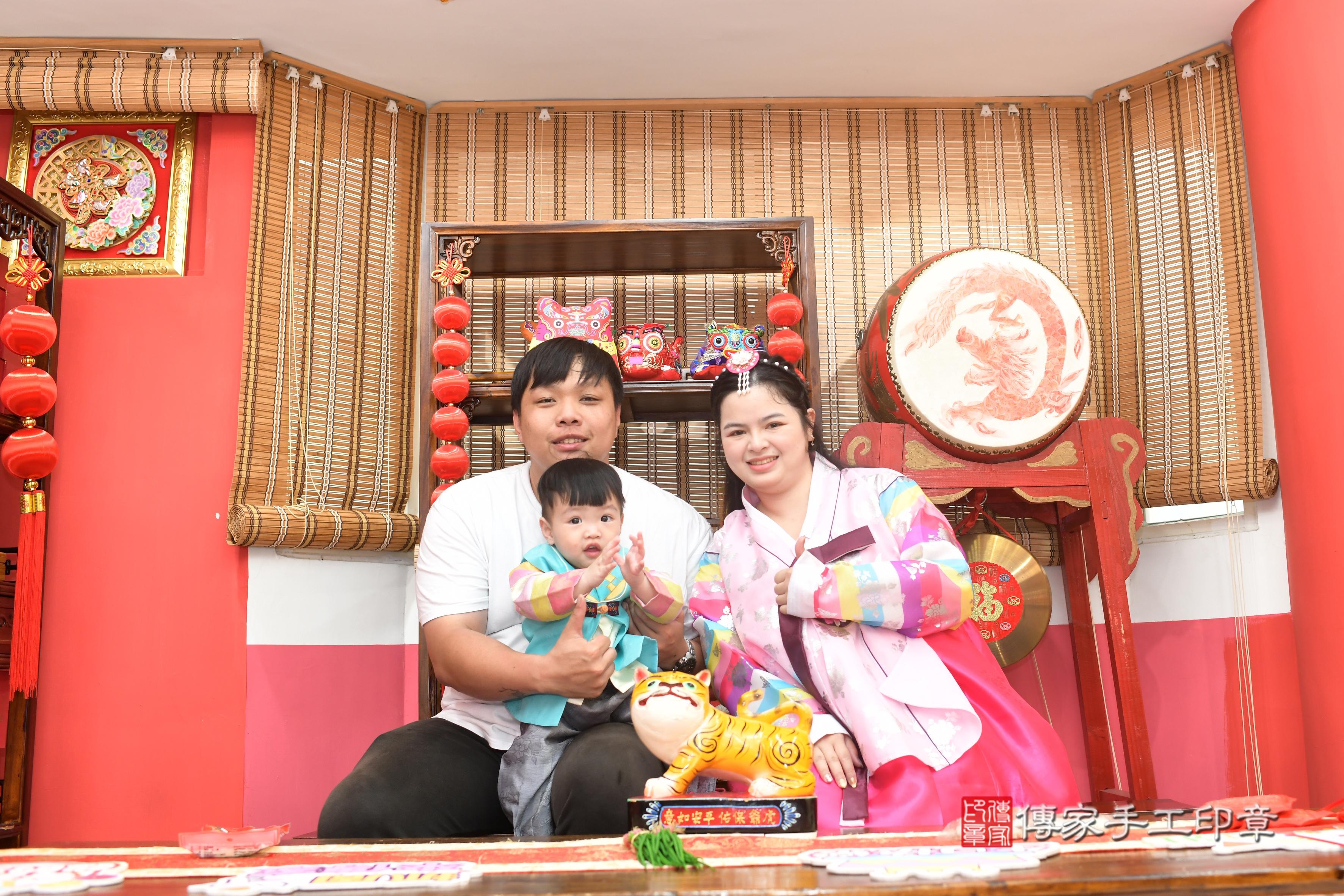 傳家手工印章高雄店、抓周、度脺、中國風會場、傳家嬰兒古禮、吉祥話、抓周道具物品24種、拍照。抓周證書。寶寶抓周、滿周歲、生日快樂、祝福 傳家手工印章高雄店、抓周、度脺、中國風會場、傳家嬰兒古禮、吉祥話、抓周道具物品24種、拍照。抓周證書。寶寶抓周、滿周歲、生日快樂、祝福