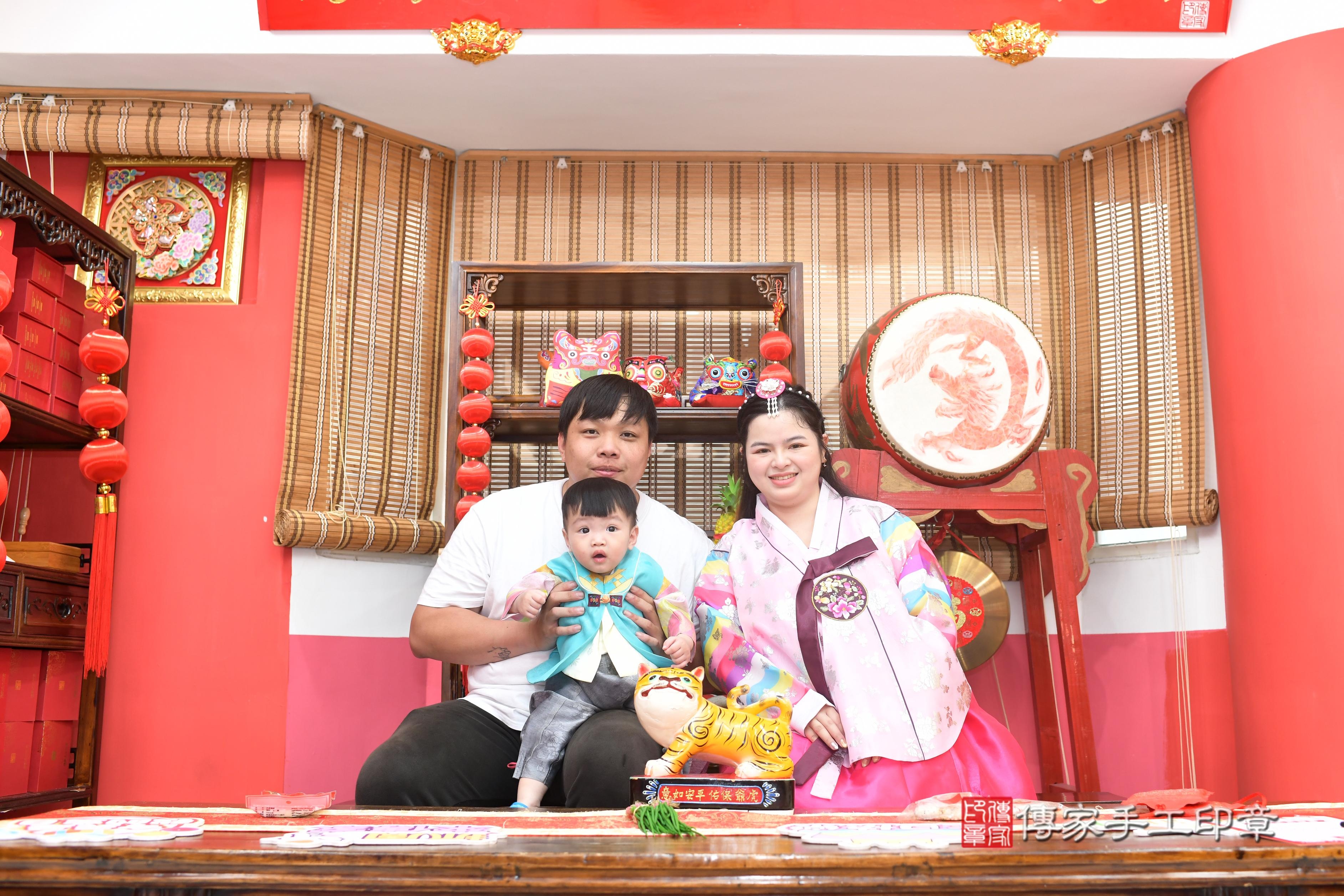 傳家手工印章高雄店、抓周、度脺、中國風會場、傳家嬰兒古禮、吉祥話、抓周道具物品24種、拍照。抓周證書。寶寶抓周、滿周歲、生日快樂、祝福 傳家手工印章高雄店、抓周、度脺、中國風會場、傳家嬰兒古禮、吉祥話、抓周道具物品24種、拍照。抓周證書。寶寶抓周、滿周歲、生日快樂、祝福