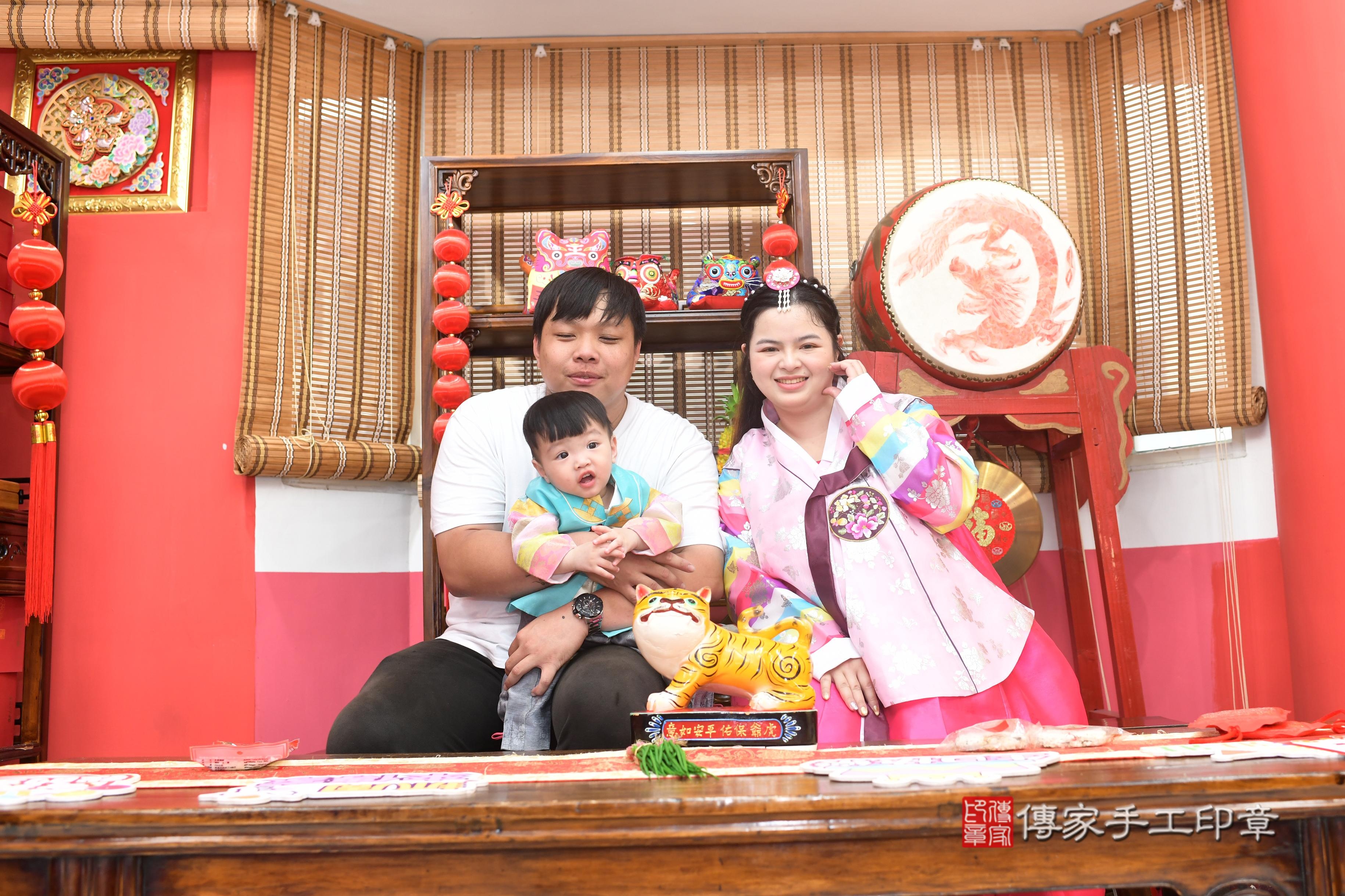 傳家手工印章高雄店、抓周、度脺、中國風會場、傳家嬰兒古禮、吉祥話、抓周道具物品24種、拍照。抓周證書。寶寶抓周、滿周歲、生日快樂、祝福 傳家手工印章高雄店、抓周、度脺、中國風會場、傳家嬰兒古禮、吉祥話、抓周道具物品24種、拍照。抓周證書。寶寶抓周、滿周歲、生日快樂、祝福