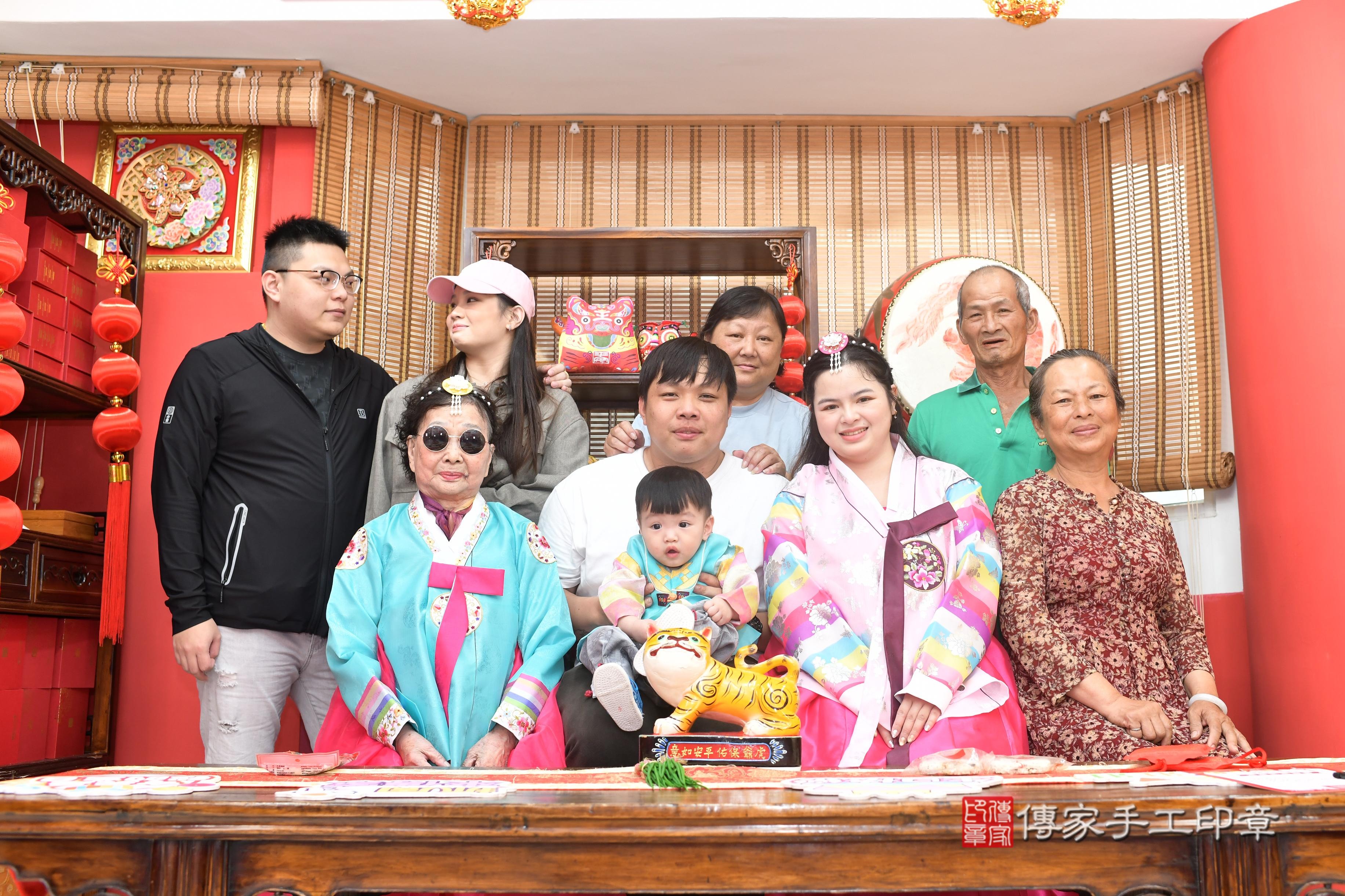 傳家手工印章高雄店、抓周、度脺、中國風會場、傳家嬰兒古禮、吉祥話、抓周道具物品24種、拍照。抓周證書。寶寶抓周、滿周歲、生日快樂、祝福 傳家手工印章高雄店、抓周、度脺、中國風會場、傳家嬰兒古禮、吉祥話、抓周道具物品24種、拍照。抓周證書。寶寶抓周、滿周歲、生日快樂、祝福