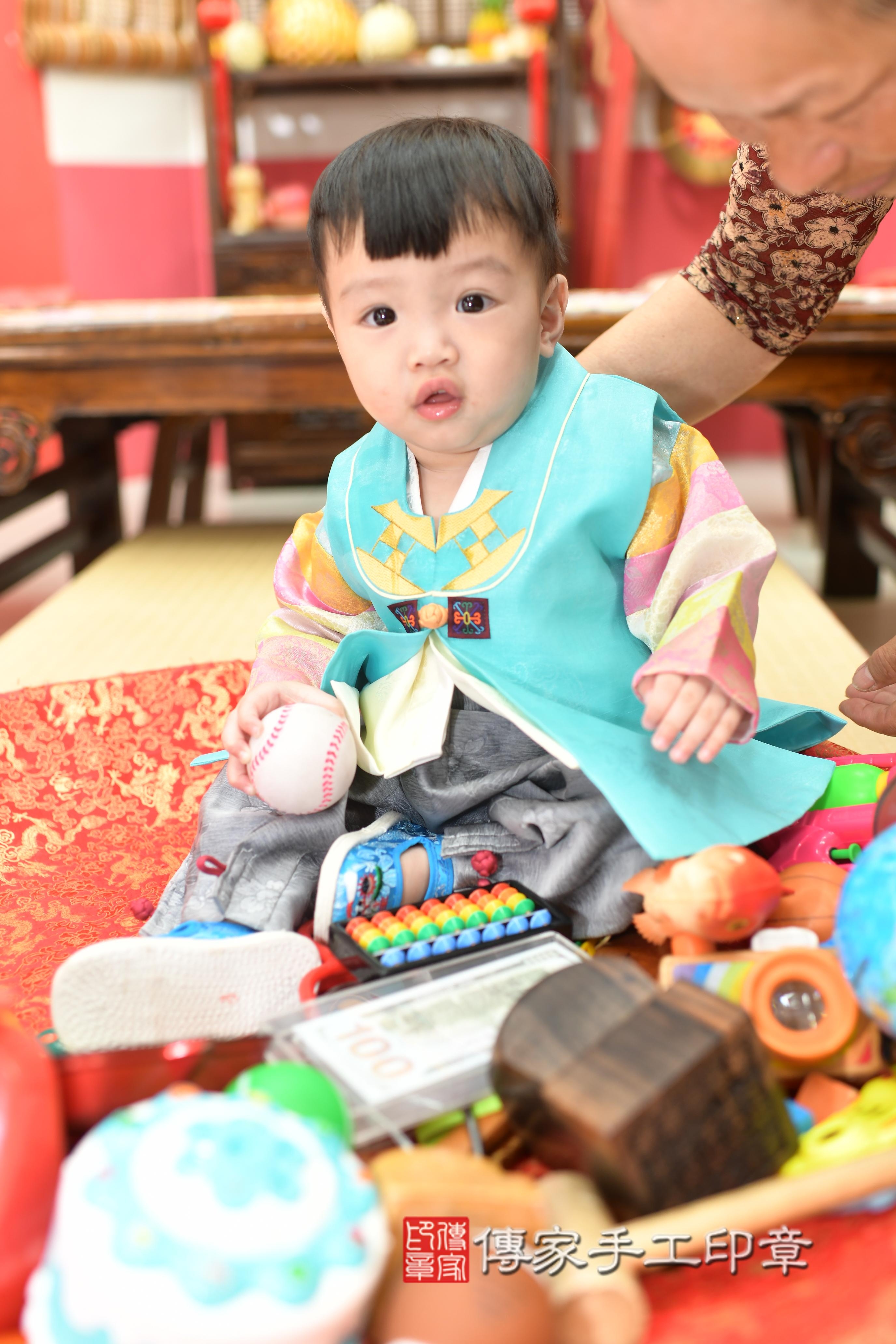 傳家手工印章高雄店、抓周、度脺、中國風會場、傳家嬰兒古禮、吉祥話、抓周道具物品24種、拍照。抓周證書。寶寶抓周、滿周歲、生日快樂、祝福 傳家手工印章高雄店、抓周、度脺、中國風會場、傳家嬰兒古禮、吉祥話、抓周道具物品24種、拍照。抓周證書。寶寶抓周、滿周歲、生日快樂、祝福
