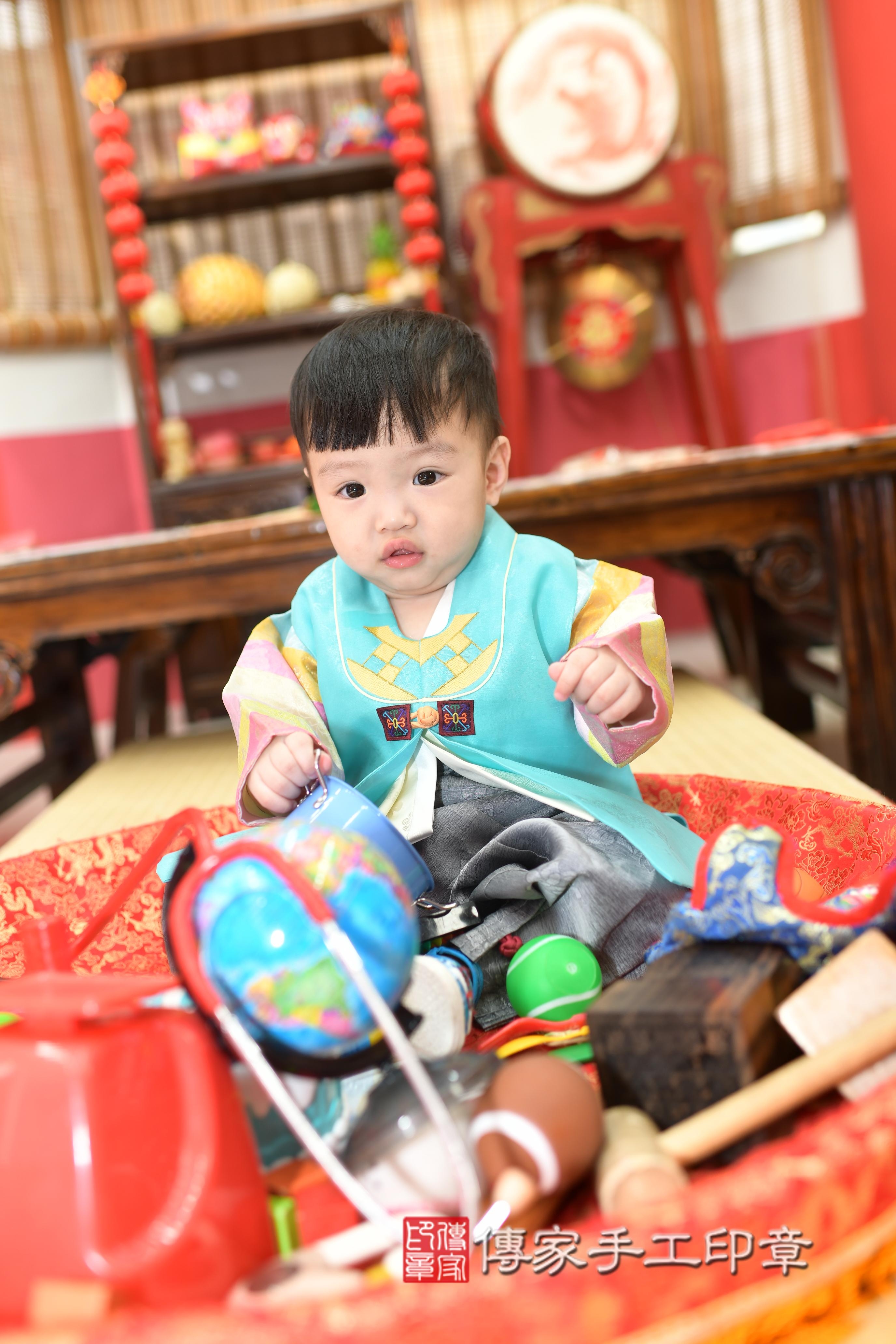 傳家手工印章高雄店、抓周、度脺、中國風會場、傳家嬰兒古禮、吉祥話、抓周道具物品24種、拍照。抓周證書。寶寶抓周、滿周歲、生日快樂、祝福 傳家手工印章高雄店、抓周、度脺、中國風會場、傳家嬰兒古禮、吉祥話、抓周道具物品24種、拍照。抓周證書。寶寶抓周、滿周歲、生日快樂、祝福