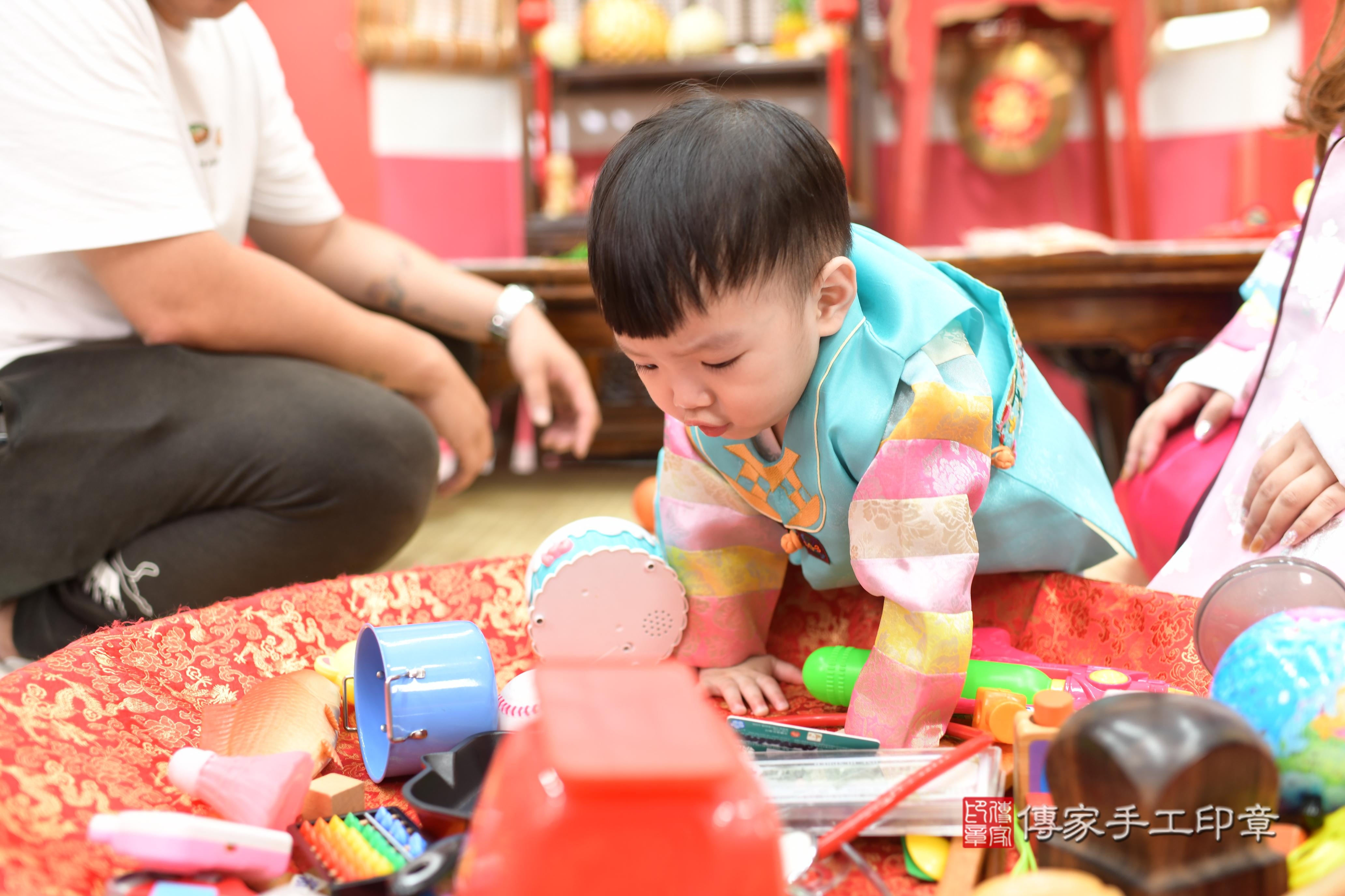傳家手工印章高雄店、抓周、度脺、中國風會場、傳家嬰兒古禮、吉祥話、抓周道具物品24種、拍照。抓周證書。寶寶抓周、滿周歲、生日快樂、祝福 傳家手工印章高雄店、抓周、度脺、中國風會場、傳家嬰兒古禮、吉祥話、抓周道具物品24種、拍照。抓周證書。寶寶抓周、滿周歲、生日快樂、祝福