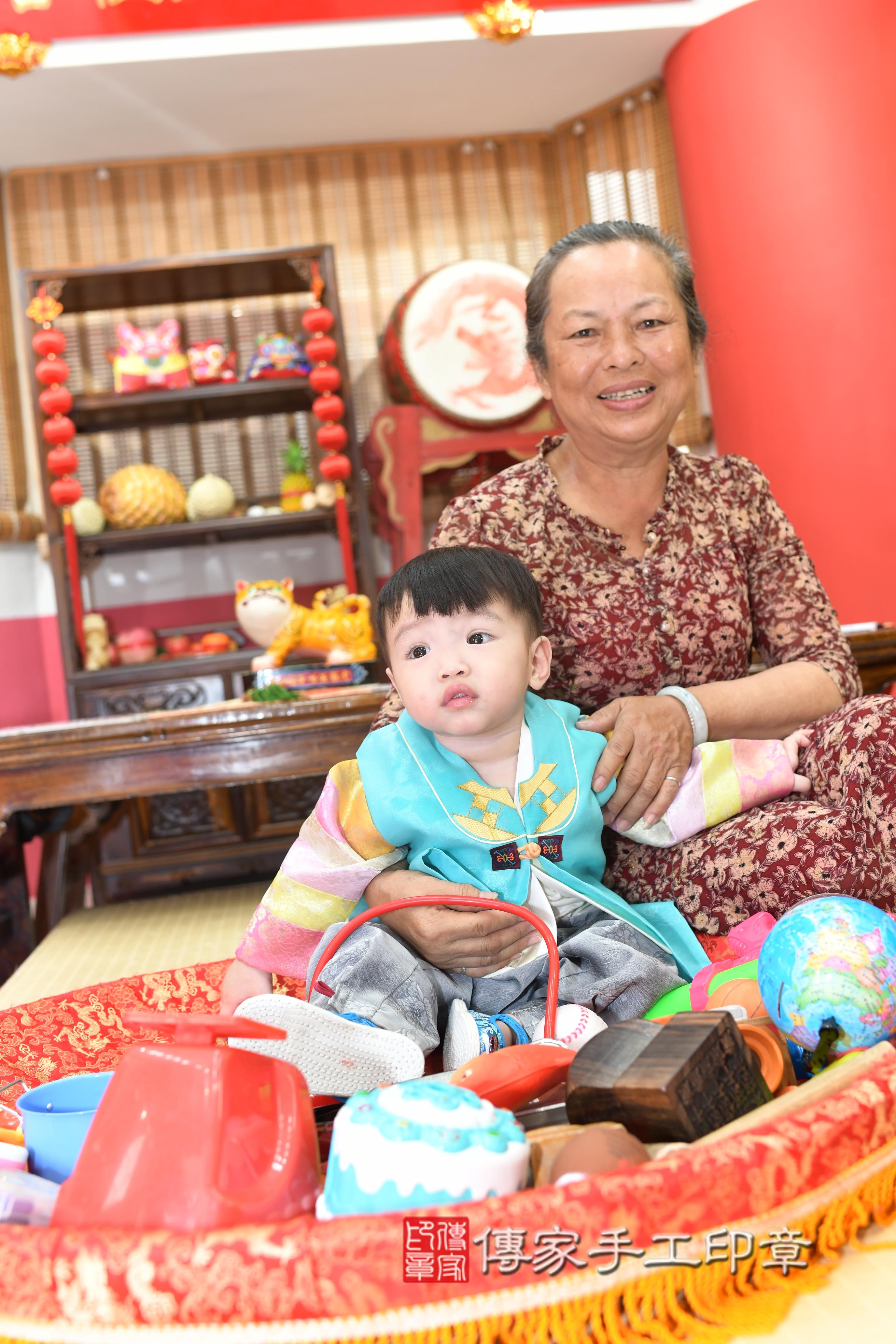 傳家手工印章高雄店、抓周、度脺、中國風會場、傳家嬰兒古禮、吉祥話、抓周道具物品24種、拍照。抓周證書。寶寶抓周、滿周歲、生日快樂、祝福 傳家手工印章高雄店、抓周、度脺、中國風會場、傳家嬰兒古禮、吉祥話、抓周道具物品24種、拍照。抓周證書。寶寶抓周、滿周歲、生日快樂、祝福