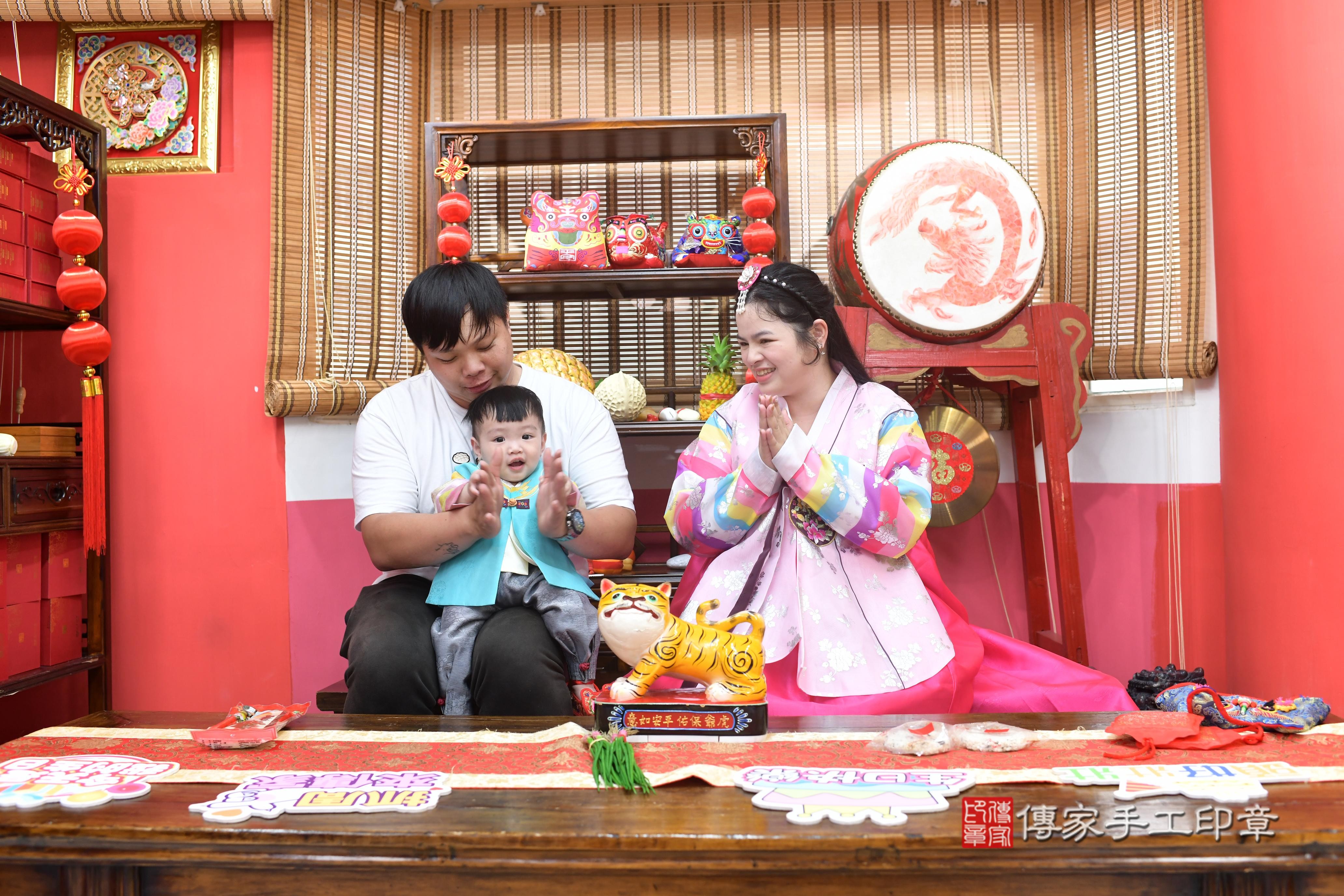 傳家手工印章高雄店、抓周、度脺、中國風會場、傳家嬰兒古禮、吉祥話、抓周道具物品24種、拍照。抓周證書。寶寶抓周、滿周歲、生日快樂、祝福 傳家手工印章高雄店、抓周、度脺、中國風會場、傳家嬰兒古禮、吉祥話、抓周道具物品24種、拍照。抓周證書。寶寶抓周、滿周歲、生日快樂、祝福