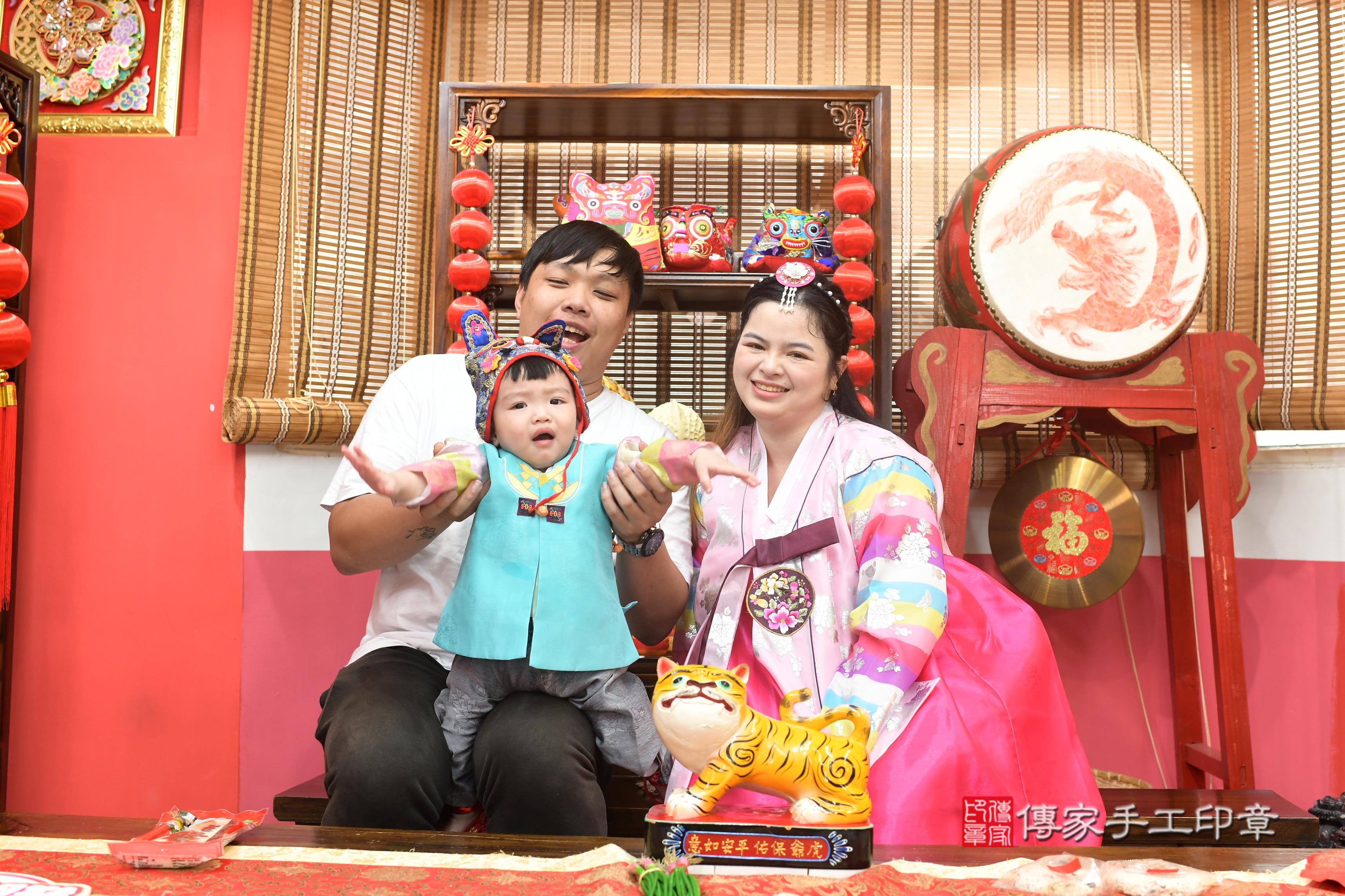 傳家手工印章高雄店、抓周、度脺、中國風會場、傳家嬰兒古禮、吉祥話、抓周道具物品24種、拍照。抓周證書。寶寶抓周、滿周歲、生日快樂、祝福 傳家手工印章高雄店、抓周、度脺、中國風會場、傳家嬰兒古禮、吉祥話、抓周道具物品24種、拍照。抓周證書。寶寶抓周、滿周歲、生日快樂、祝福