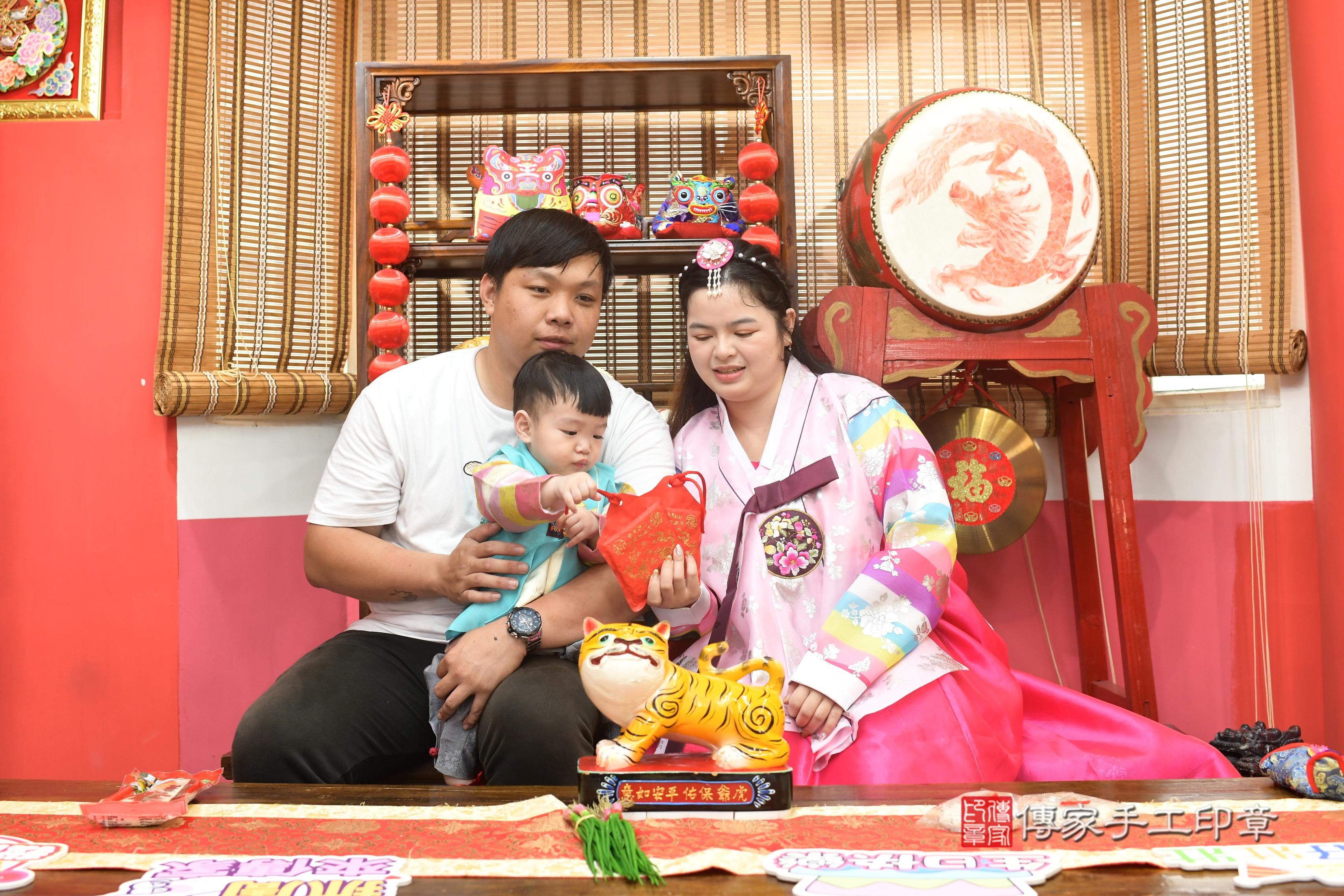 傳家手工印章高雄店、抓周、度脺、中國風會場、傳家嬰兒古禮、吉祥話、抓周道具物品24種、拍照。抓周證書。寶寶抓周、滿周歲、生日快樂、祝福 傳家手工印章高雄店、抓周、度脺、中國風會場、傳家嬰兒古禮、吉祥話、抓周道具物品24種、拍照。抓周證書。寶寶抓周、滿周歲、生日快樂、祝福